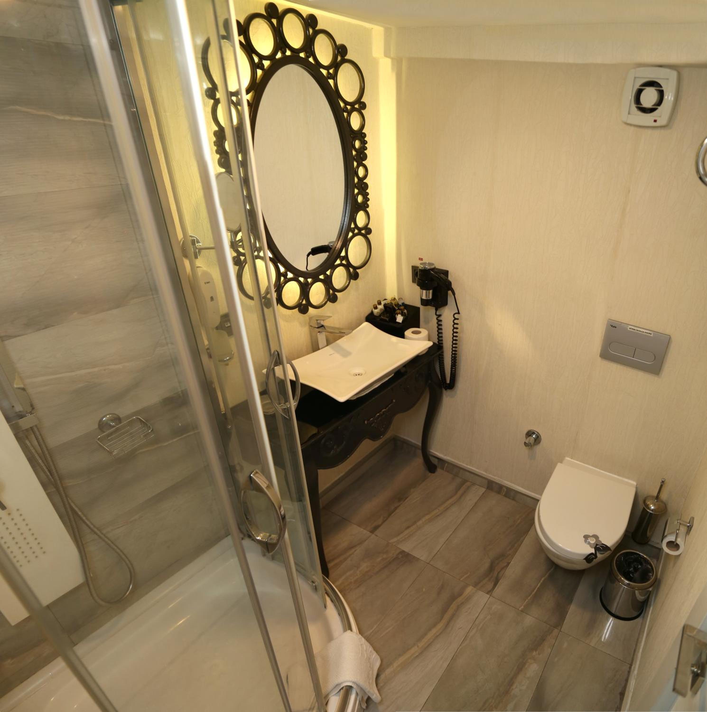 Demonti Hotel - Image 11