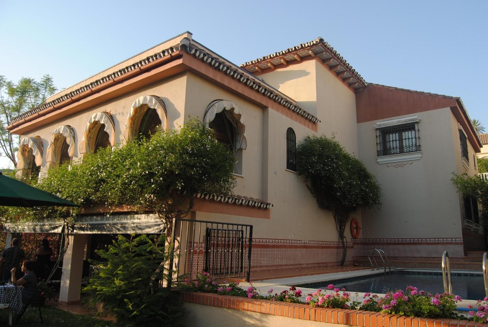 VILLA WITH PRIVATE POOL,NEAR THE BEACH , BBQ, WiFi