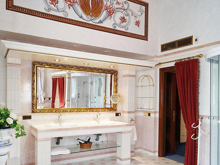 VILLA WITH PRIVATE POOL,NEAR THE BEACH , BBQ, WiFi