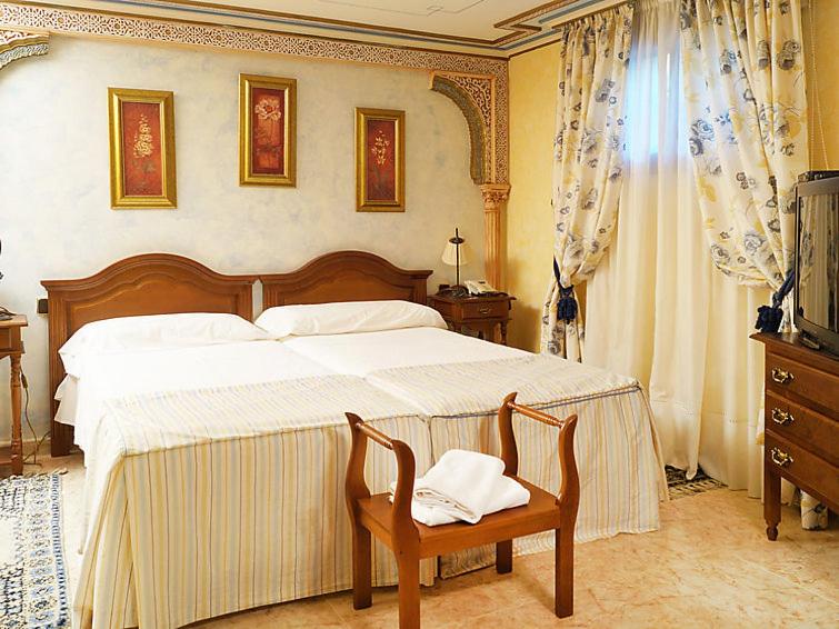 VILLA WITH PRIVATE POOL,NEAR THE BEACH , BBQ, WiFi
