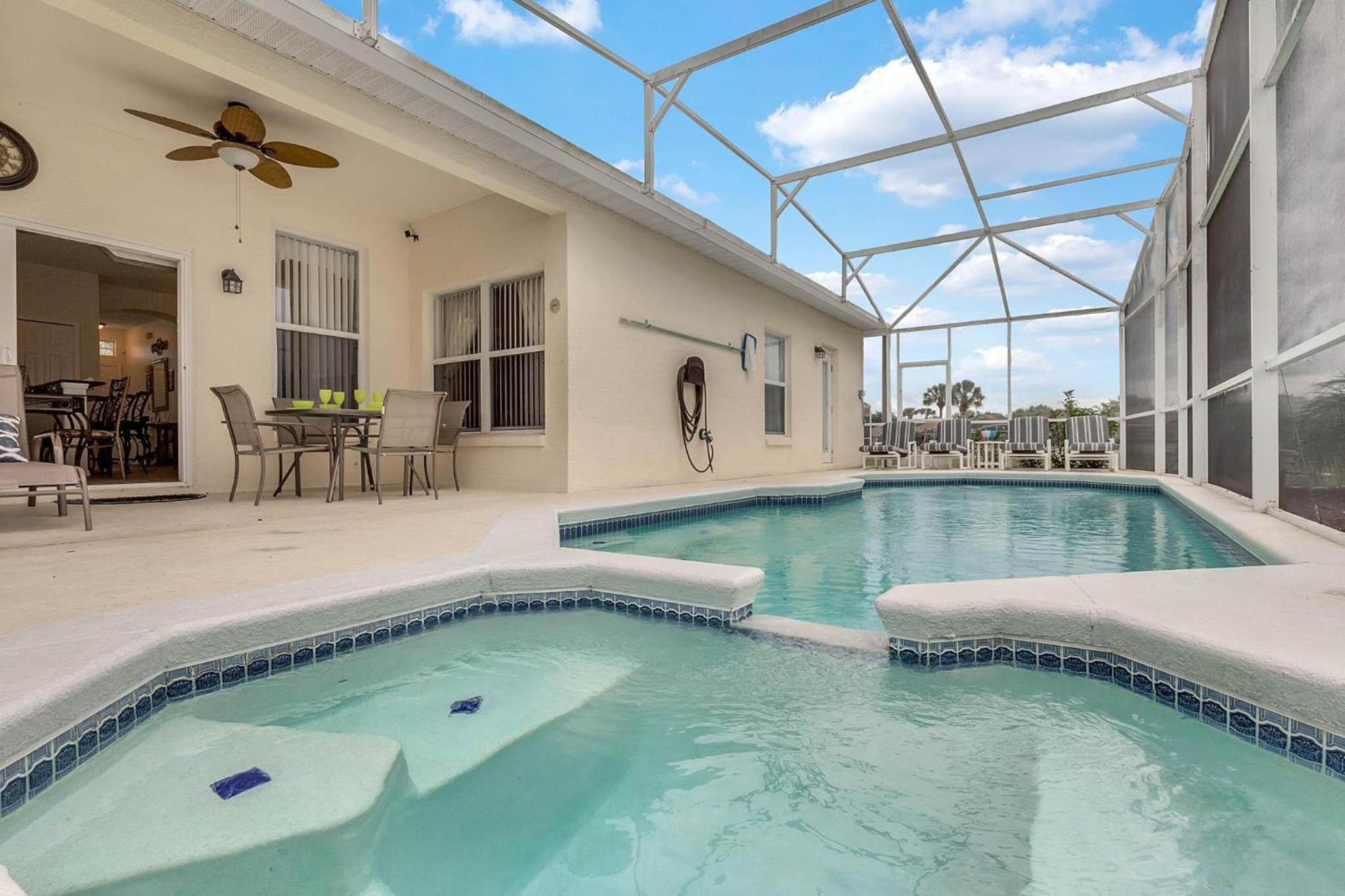 4 bedrooms pool and spa home on golf course Fairways Estates