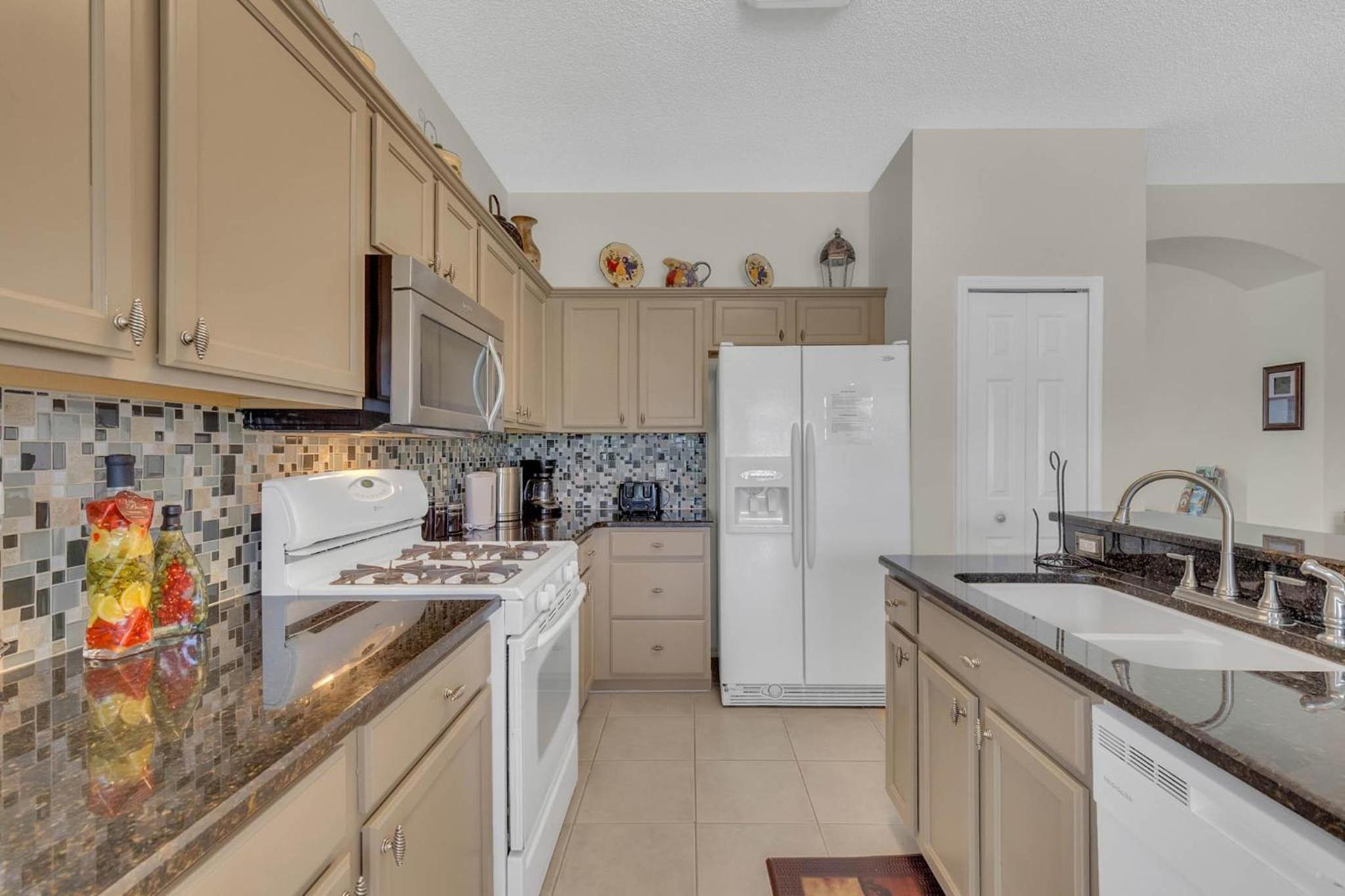 4 bedrooms pool and spa home on golf course Fairways Estates