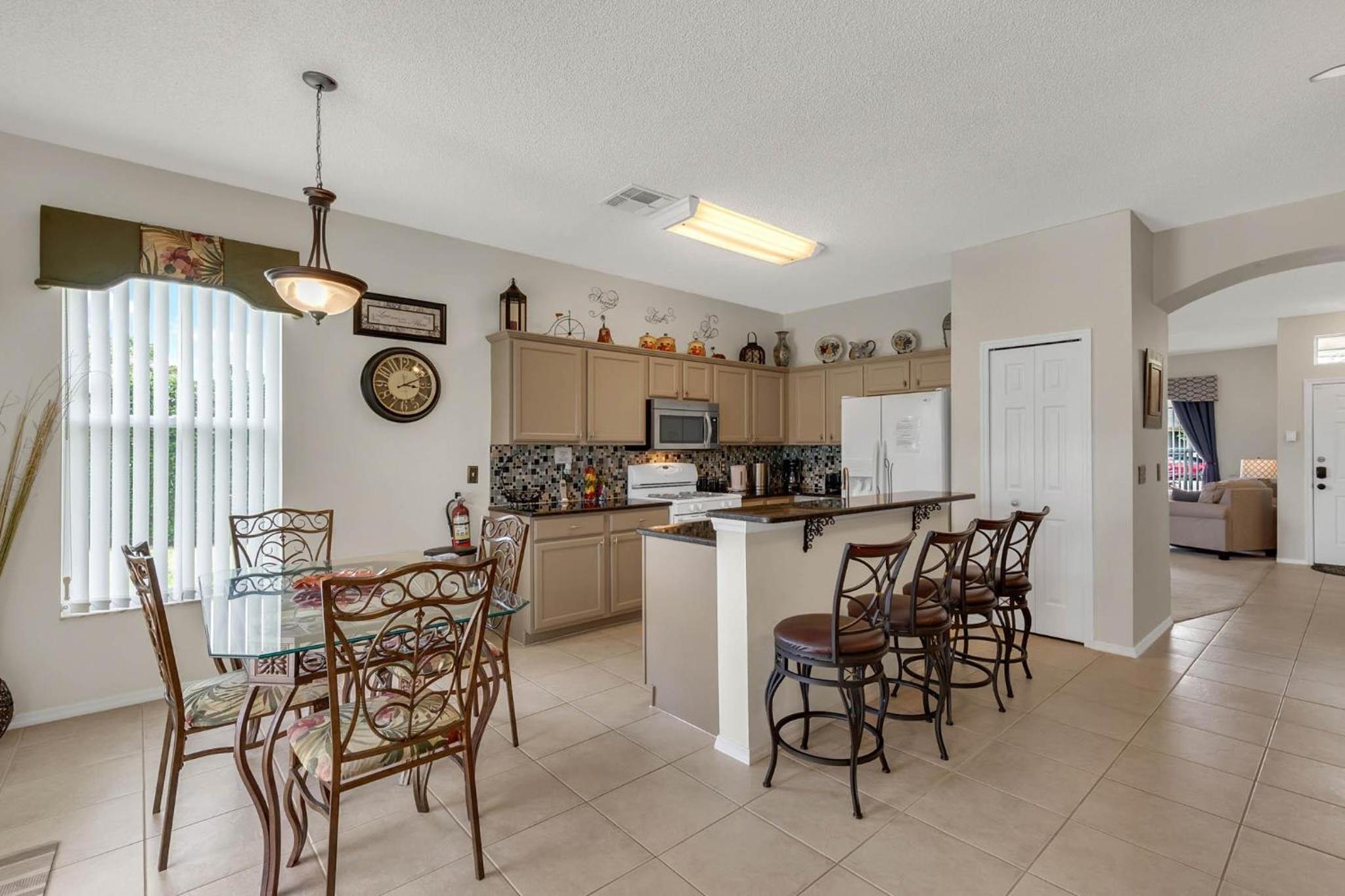4 bedrooms pool and spa home on golf course Fairways Estates