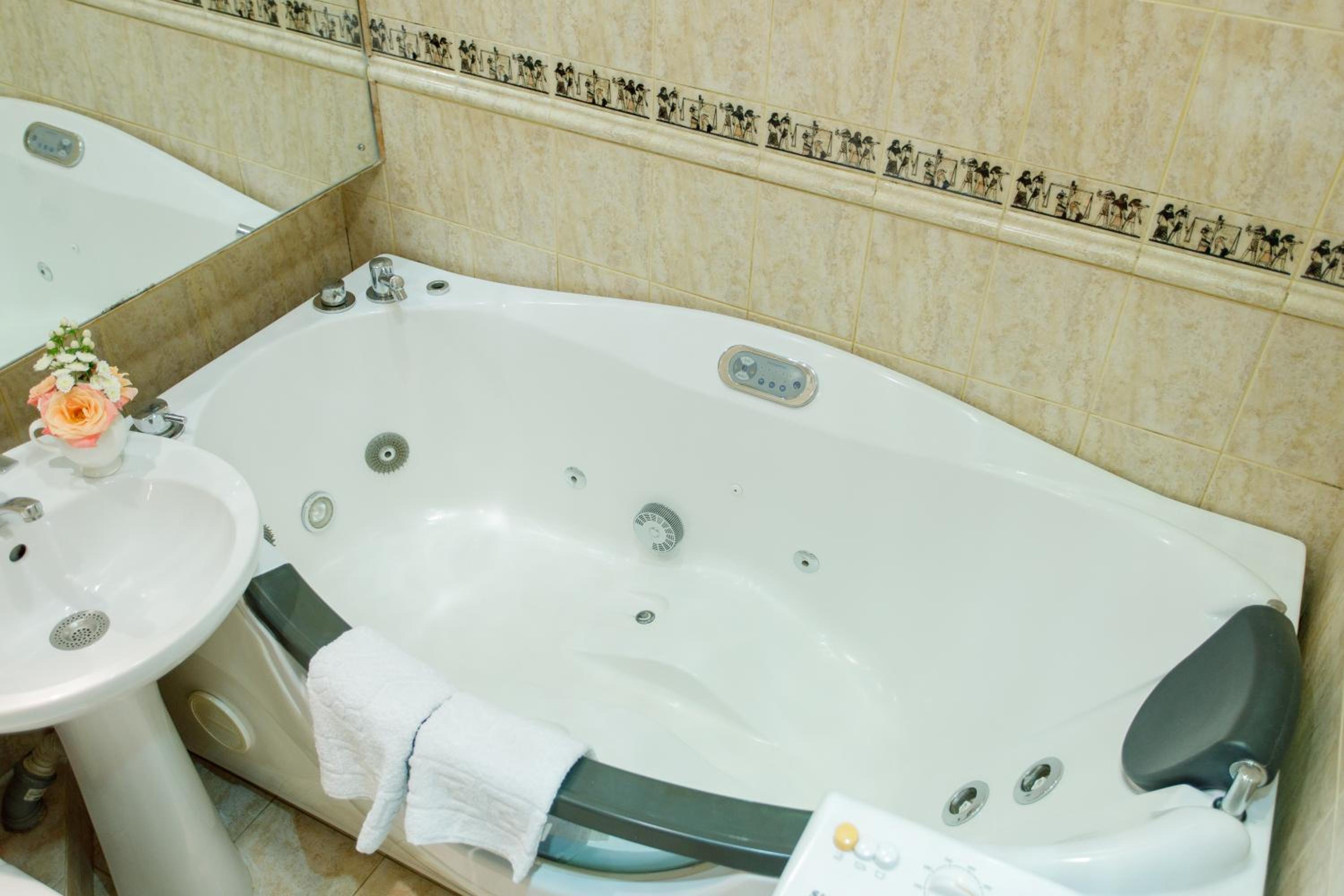 Studio De Luxe with Jacuzzi view 2