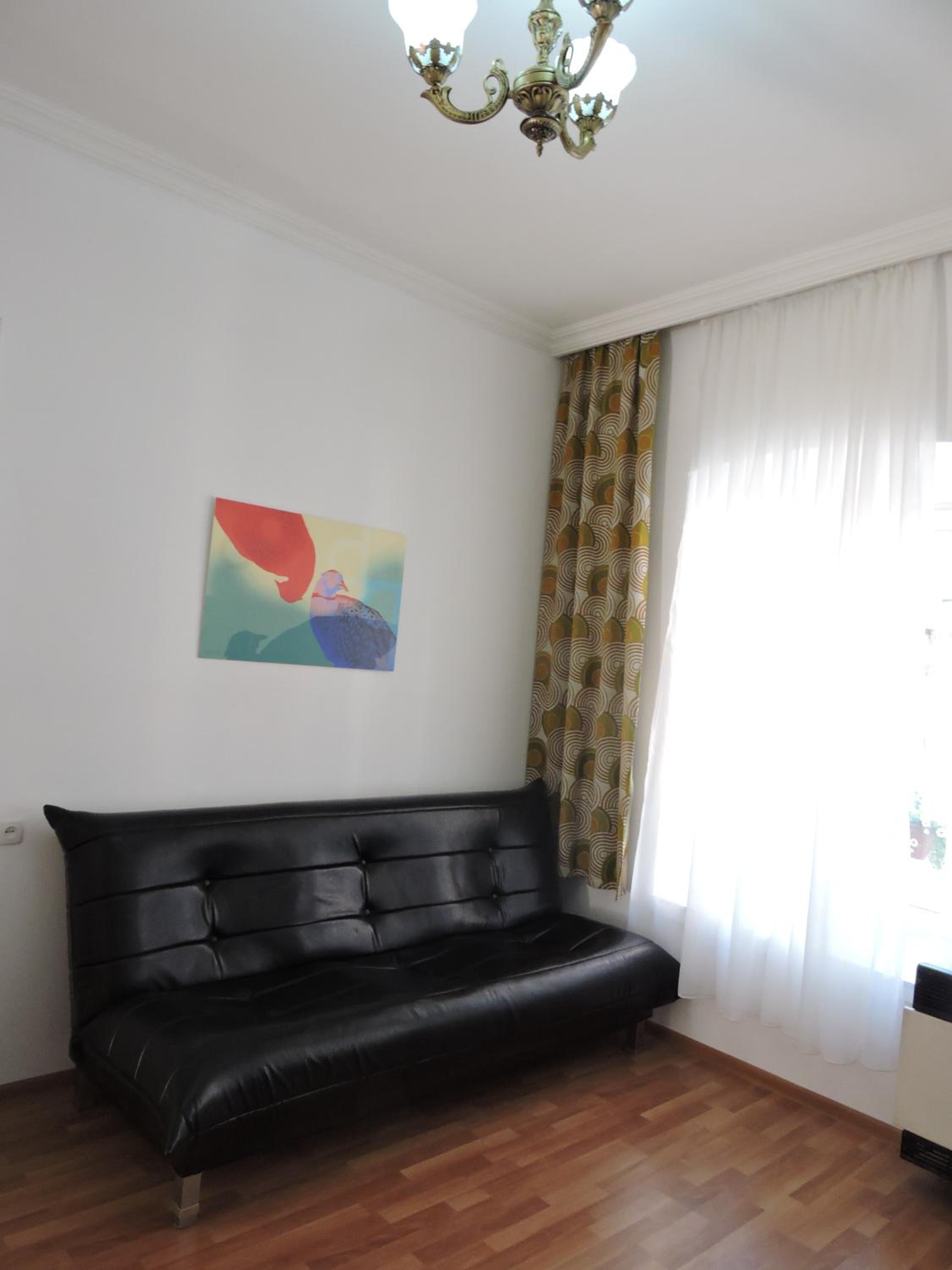 Apartment at sunny yard view 4