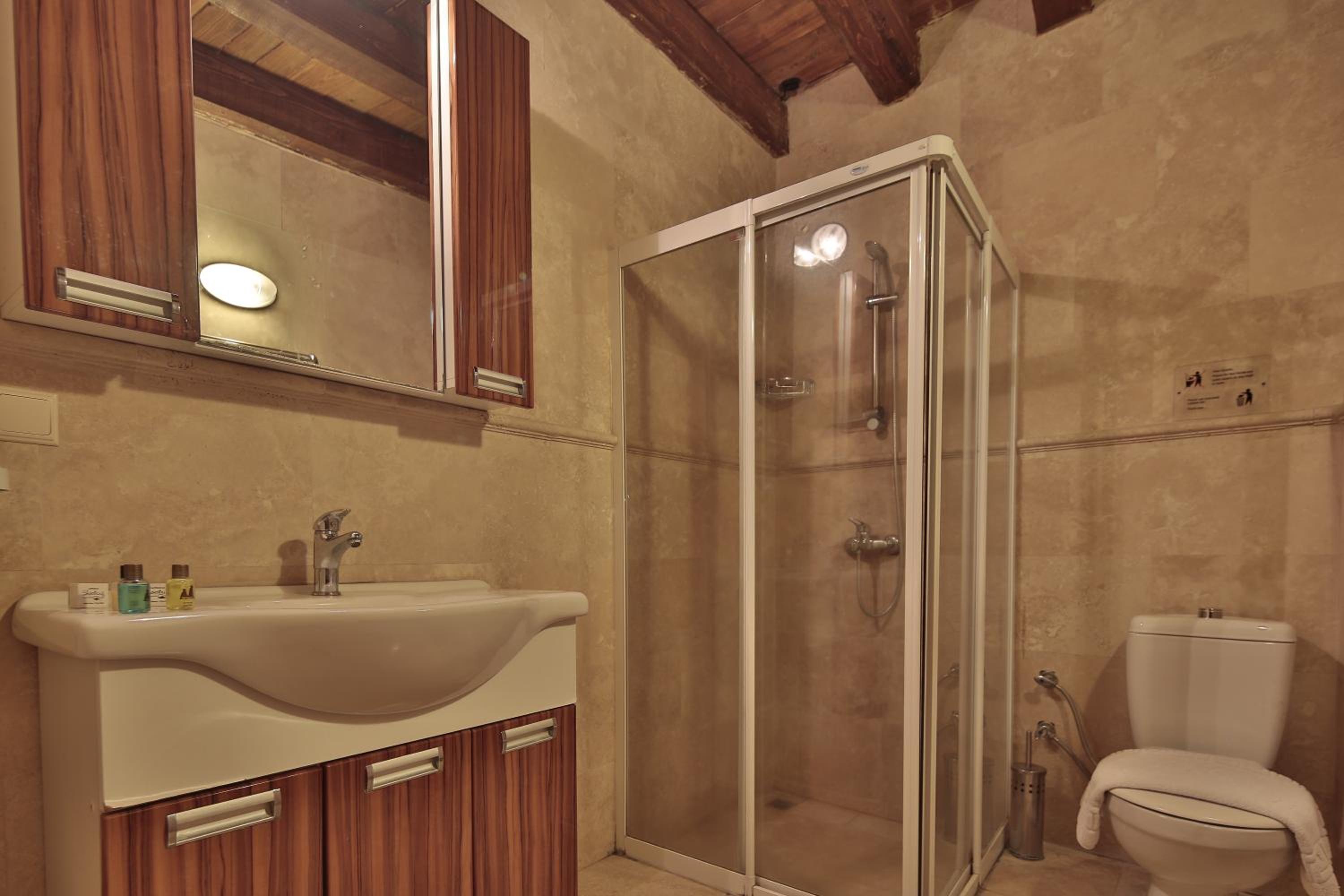 Shoestring Cave House - Image 131