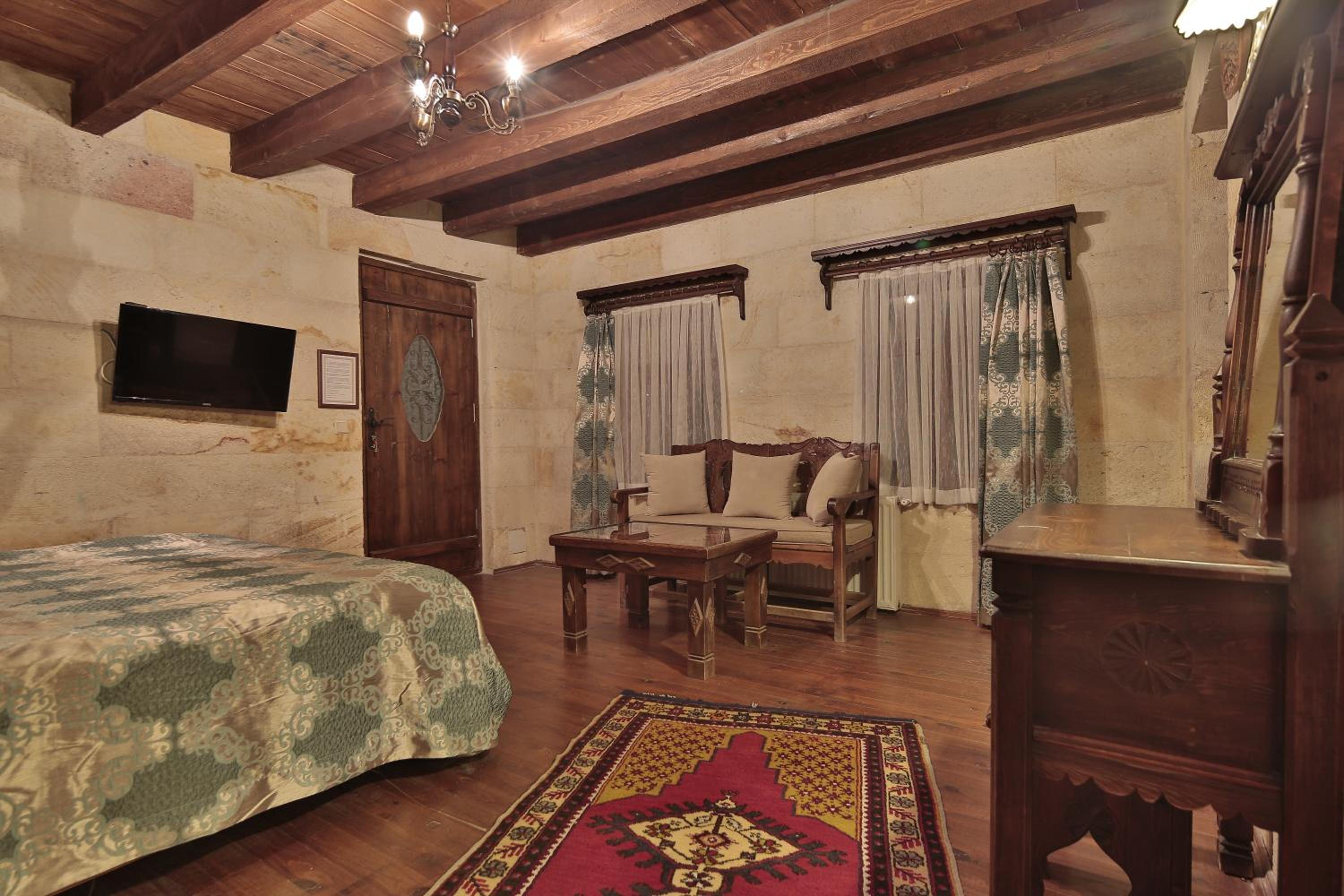 Shoestring Cave House - Image 9