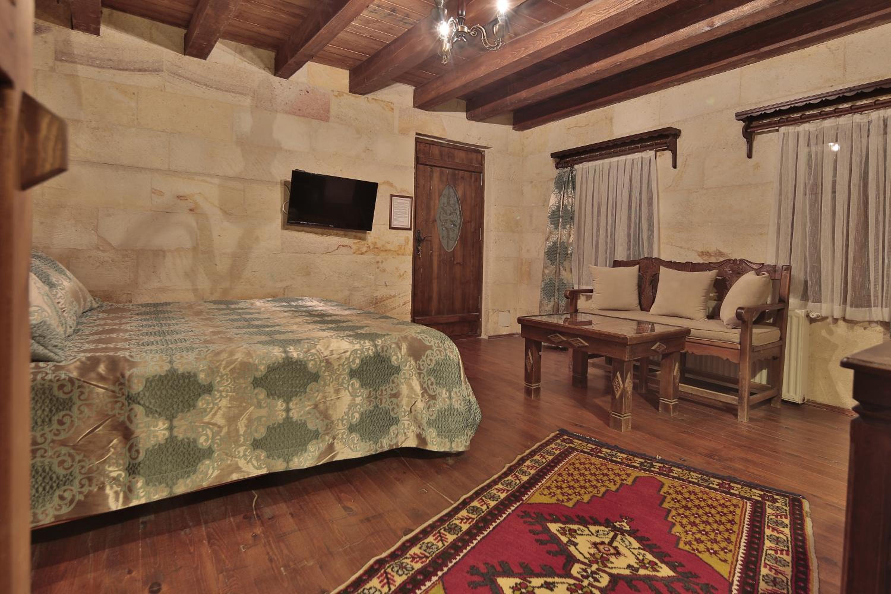 Shoestring Cave House - Image 130