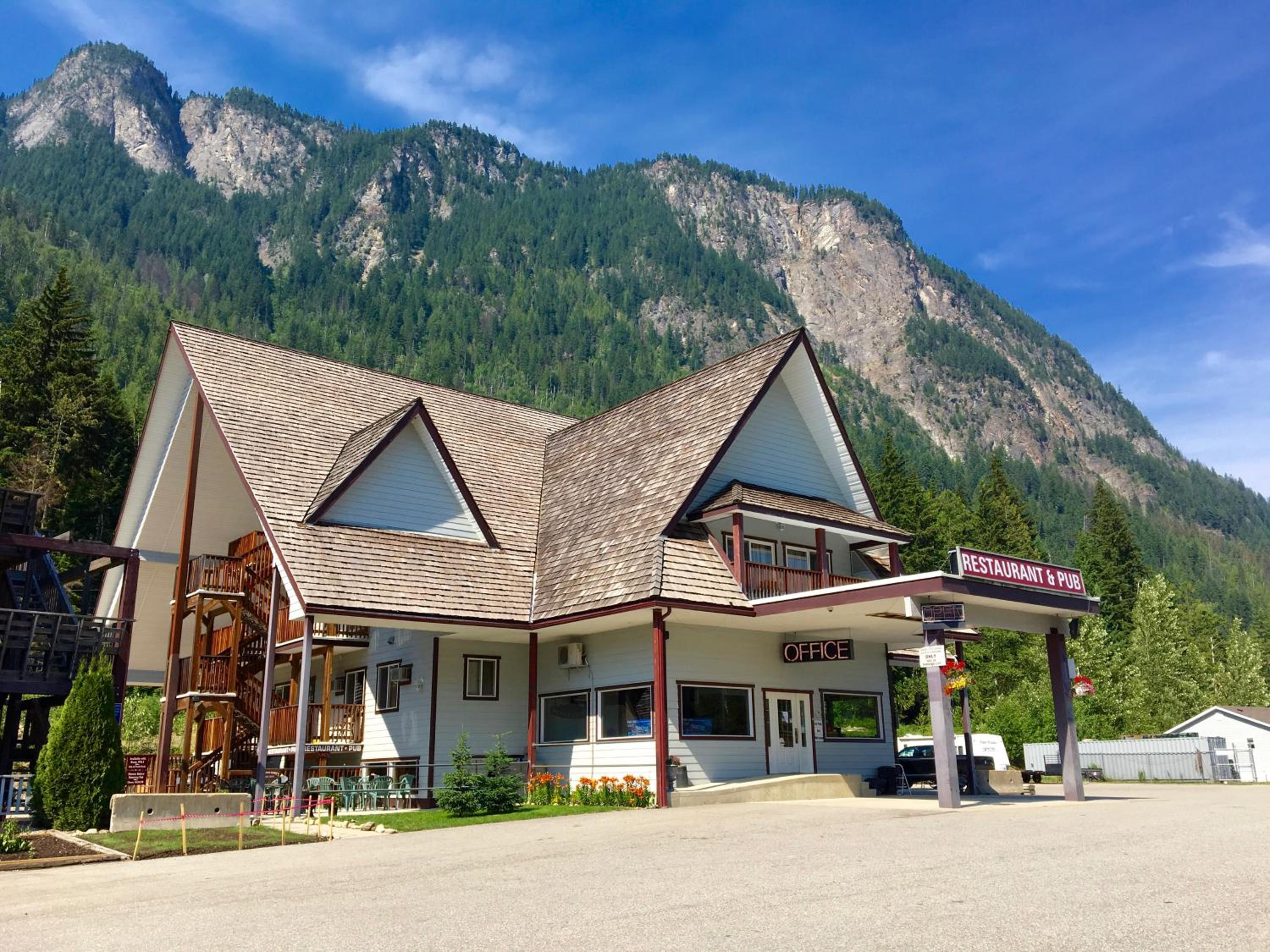 Peaks Lodge