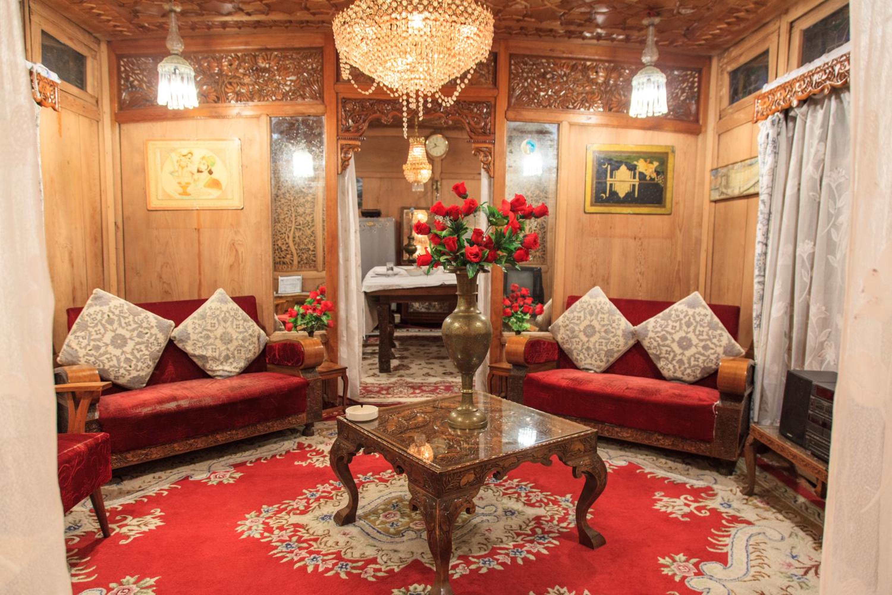 House Boat Hardy Palace view 4