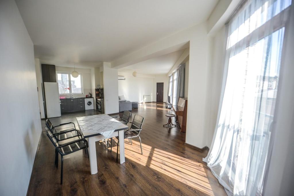 Apartment on Mazniashvili 47 view 2