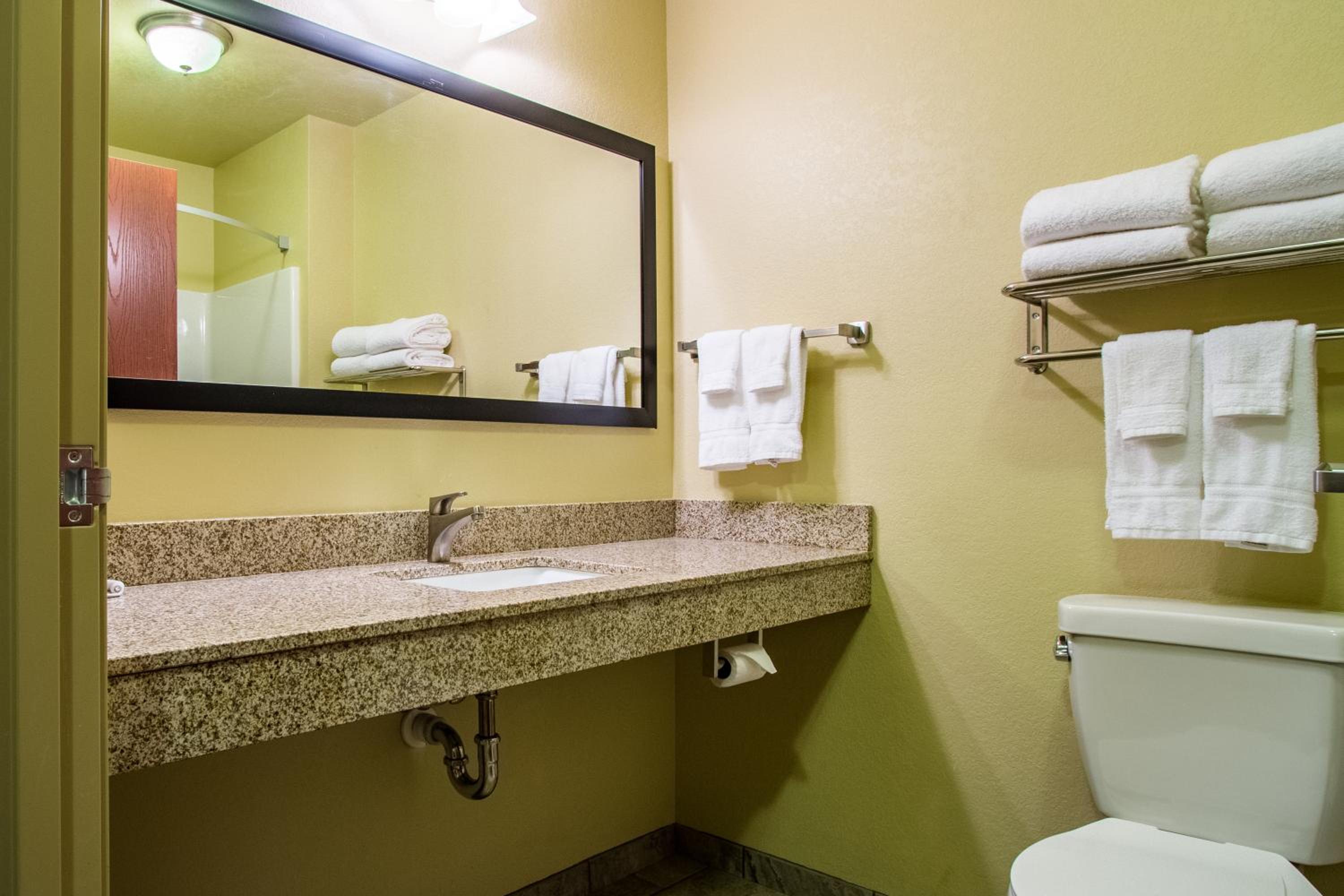 Cobblestone Hotel  Suites - Orrville - Property Image 11