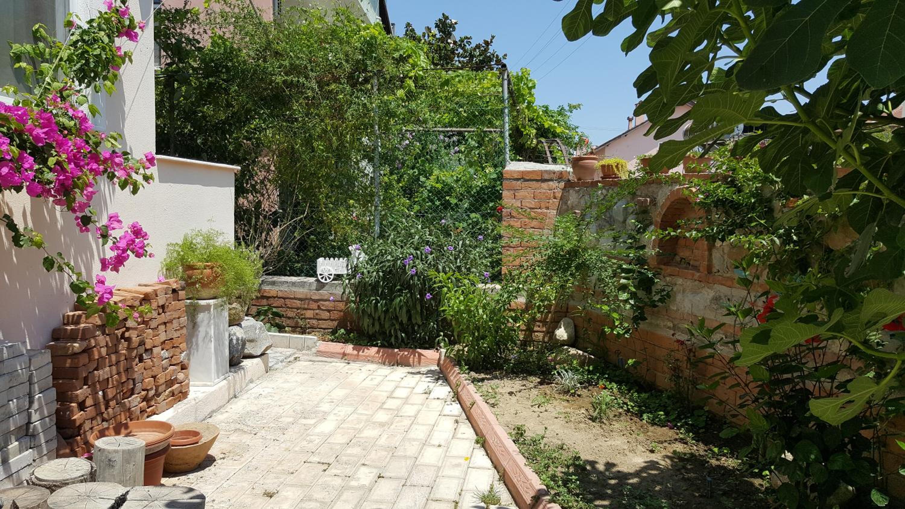 Karya Apartments