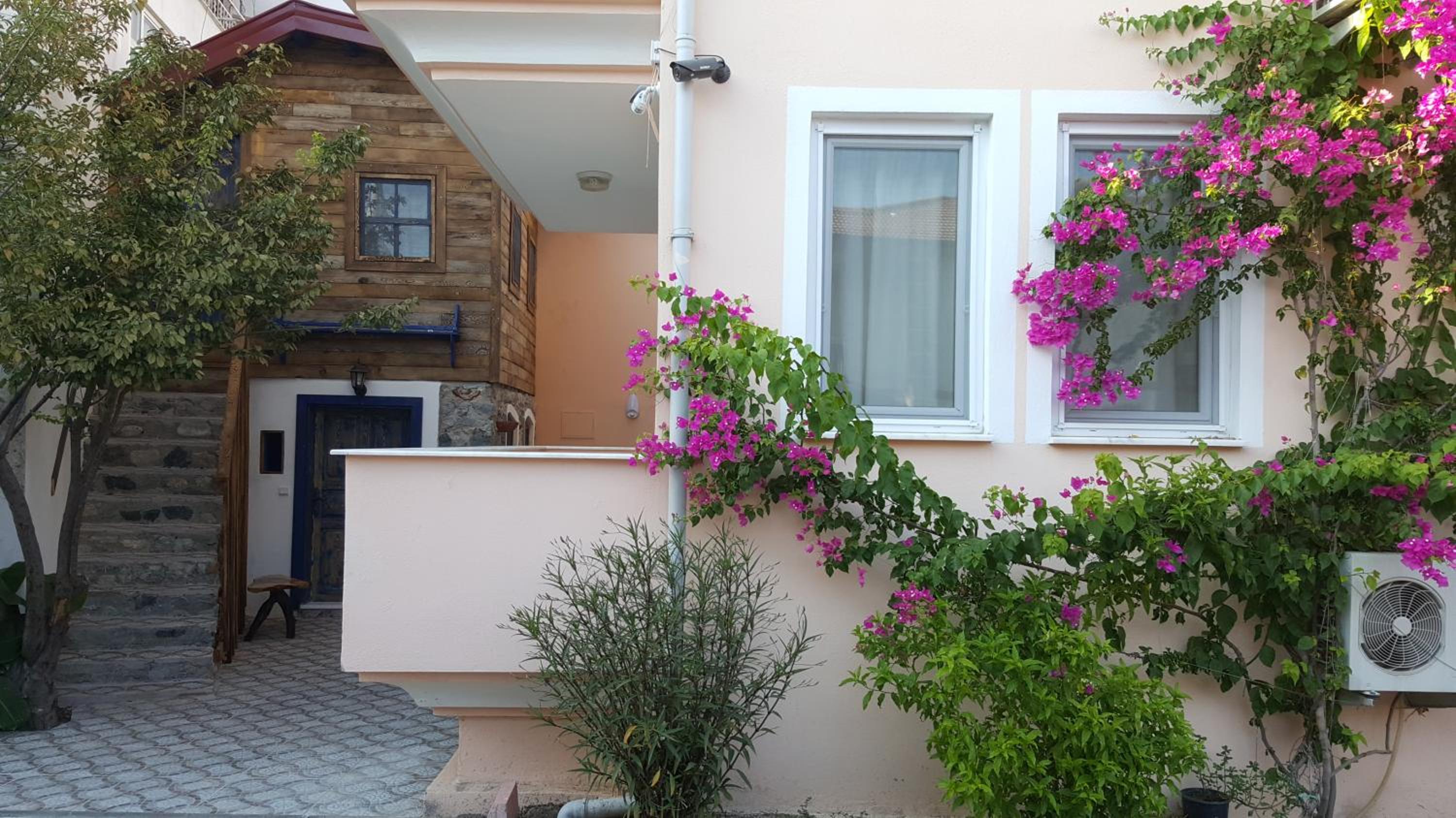 Karya Apartments