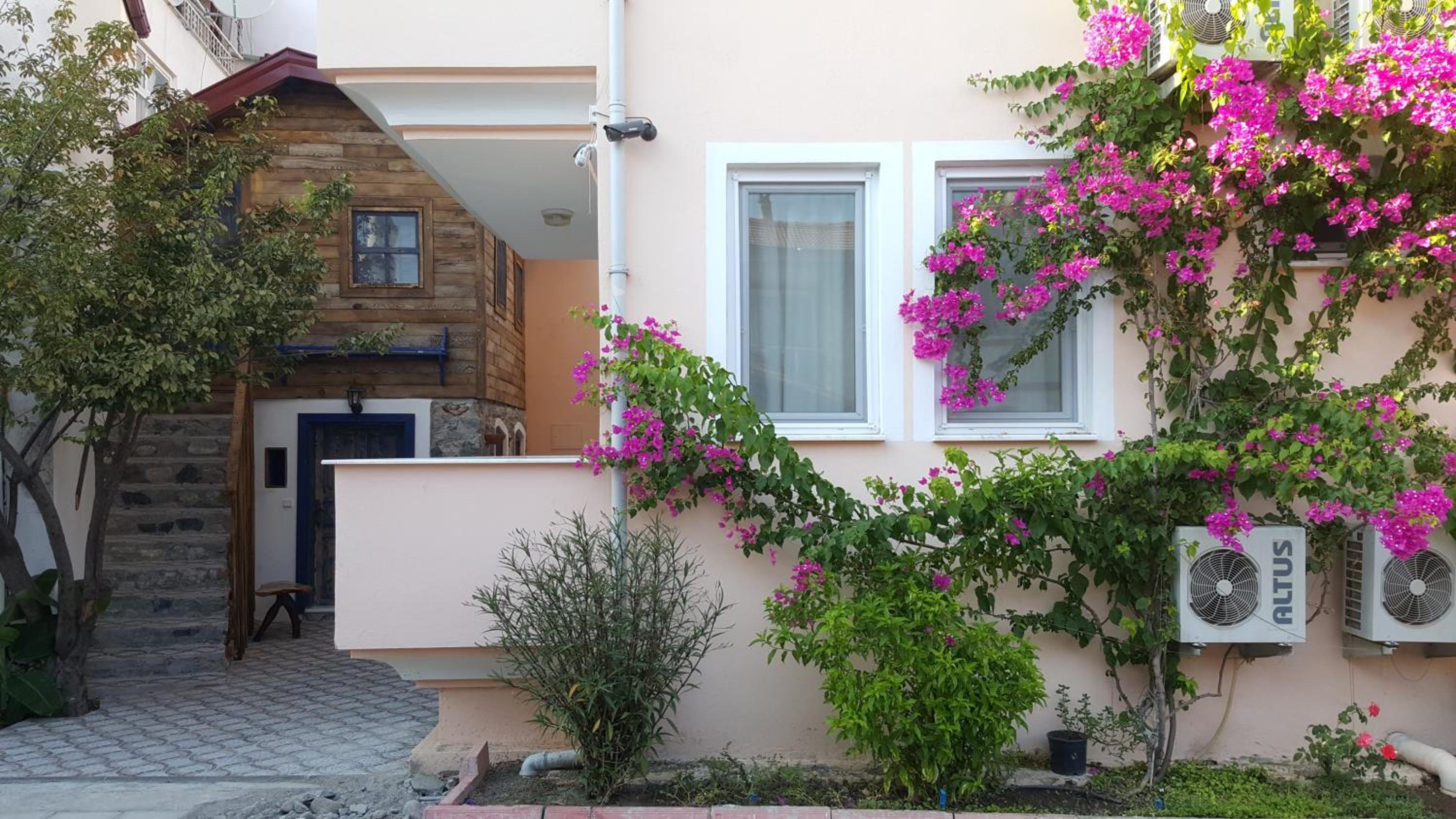 Karya Apartments