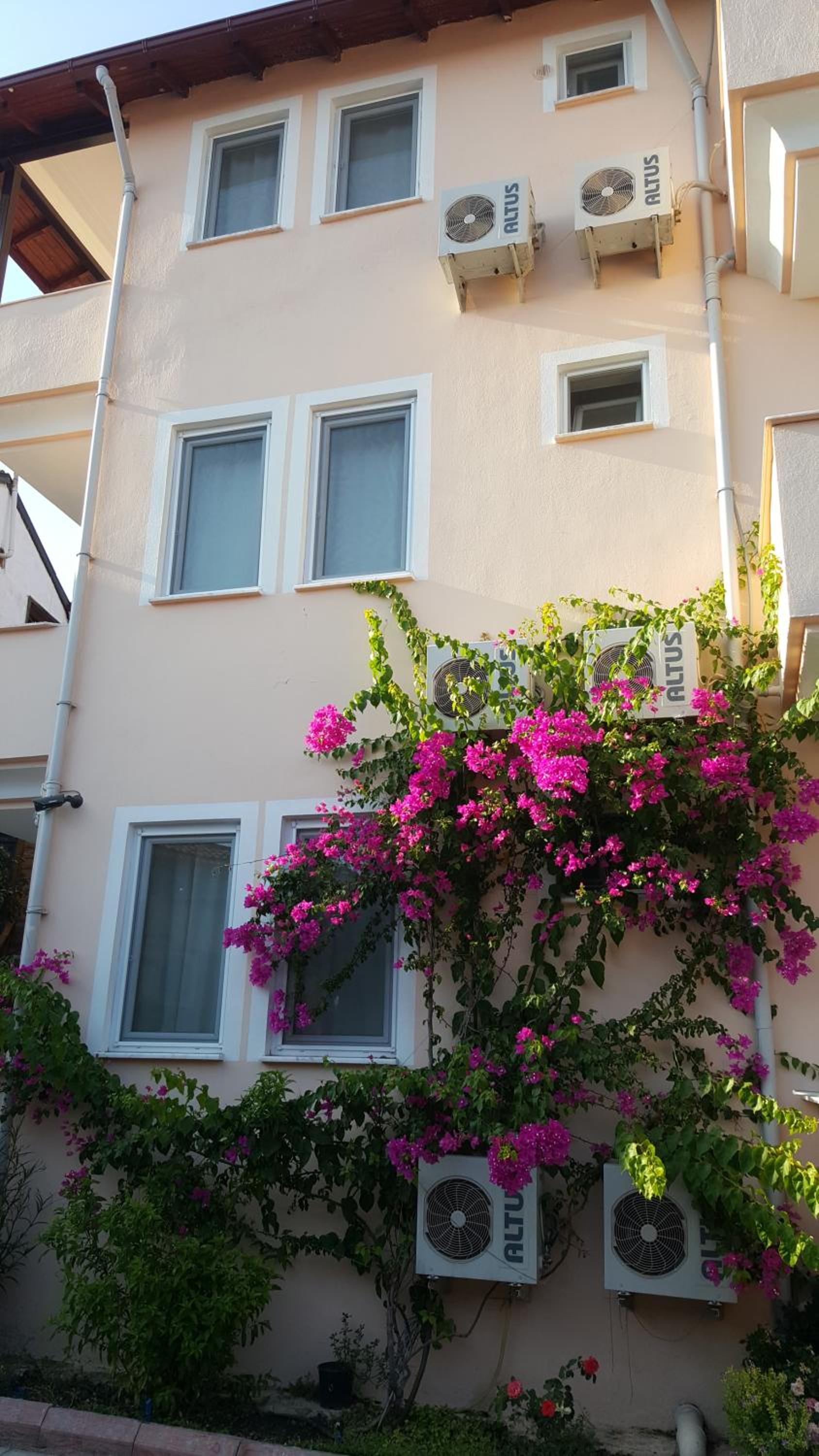 Karya Apartments