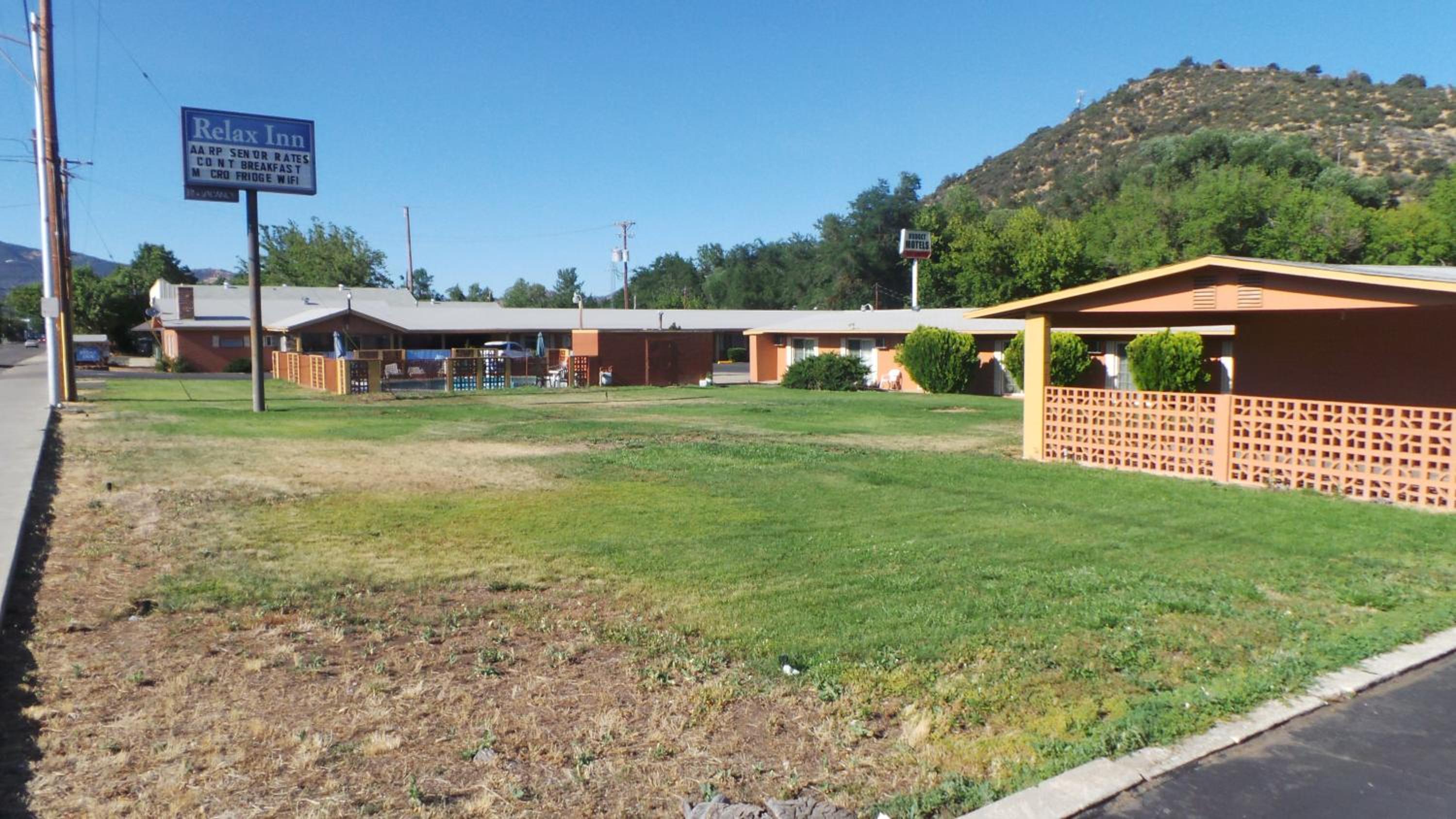 Yreka Vacations - Relax Inn Yreka - Property Image 2
