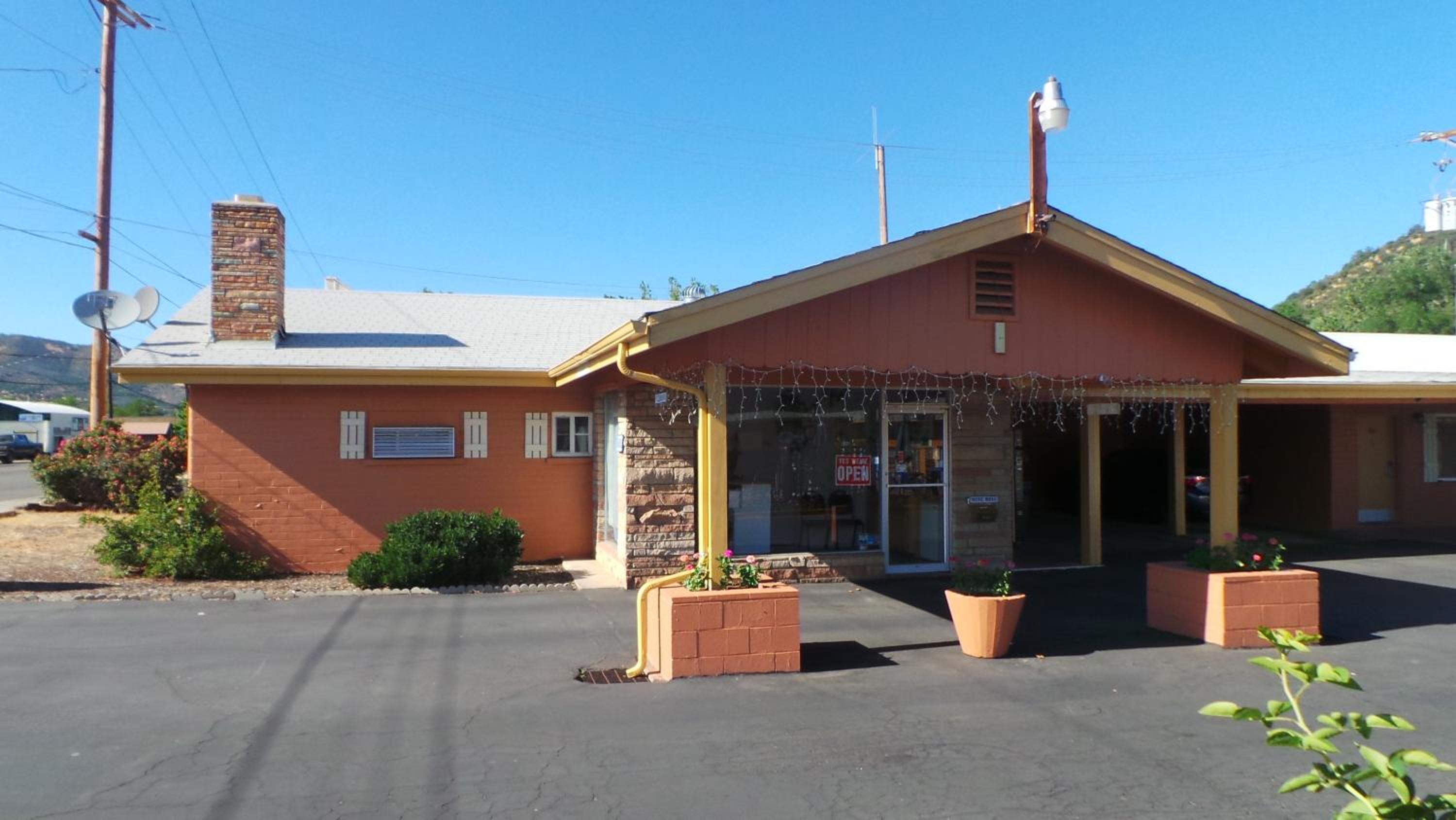 Yreka Vacations - Relax Inn Yreka - Property Image 1