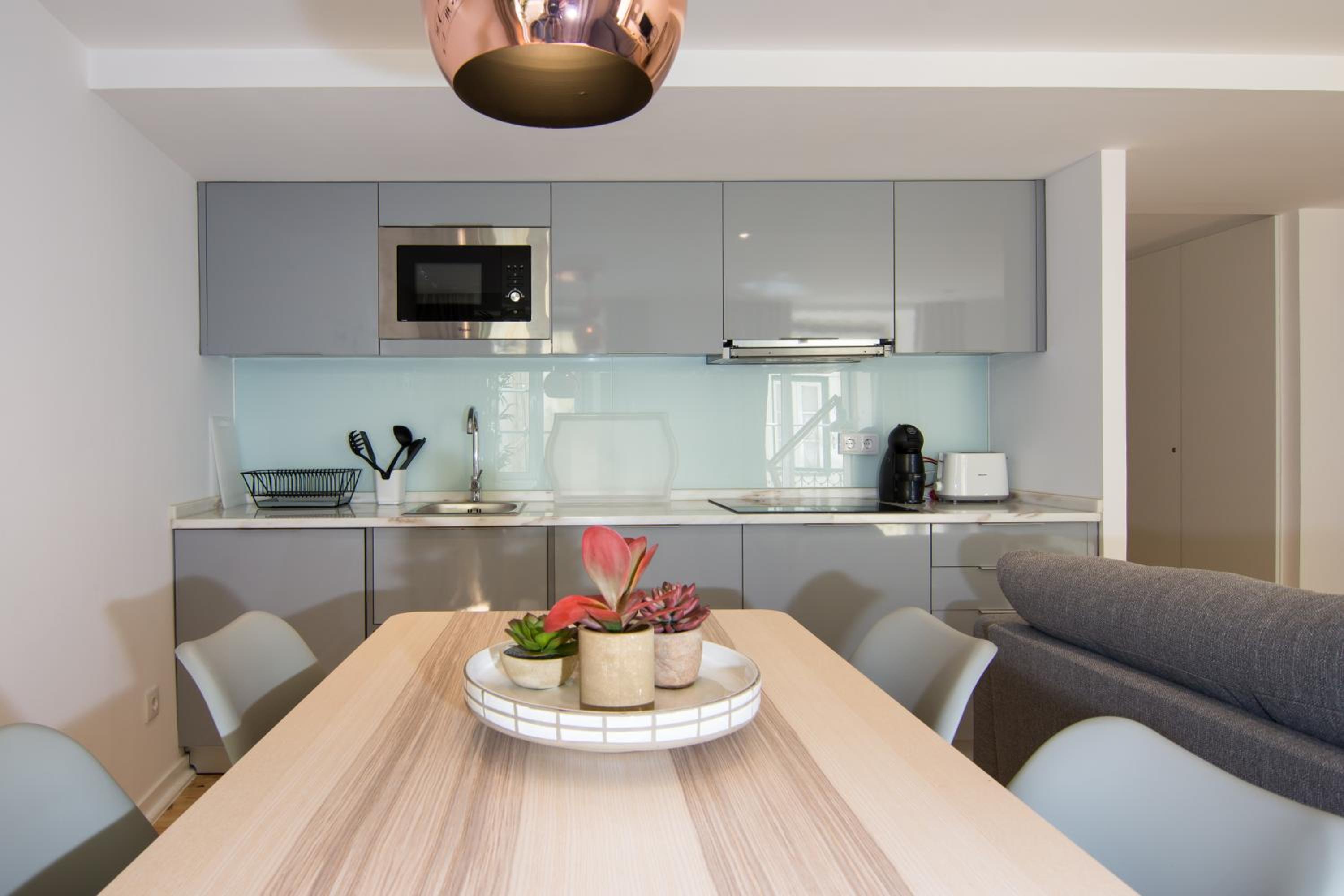Casa do Castelo 2- Work or Relax in the historic heart of Lisbon! view 3