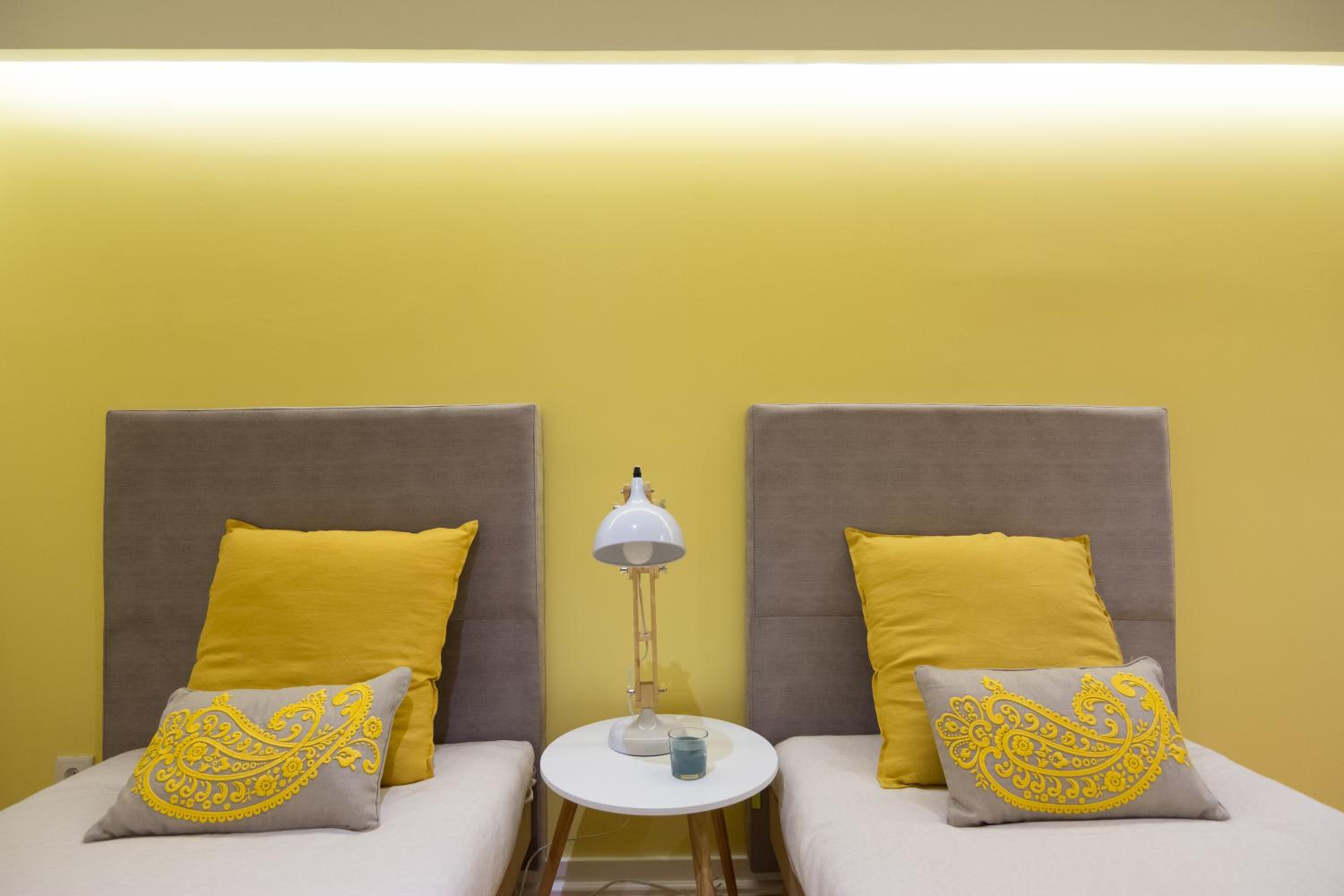 Casa do Castelo 2- Work or Relax in the historic heart of Lisbon! view 5