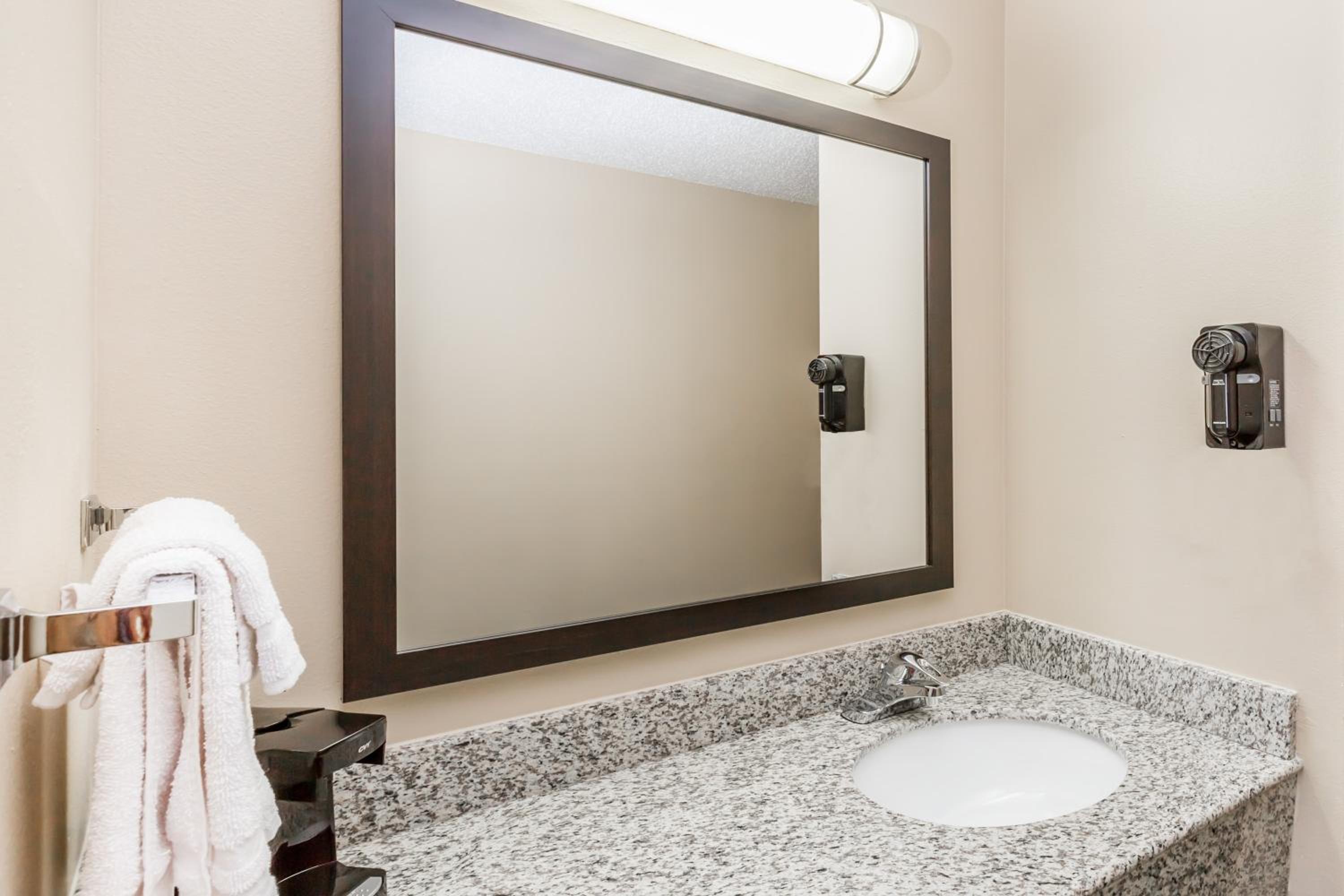 Super 8 by Wyndham Jefferson - Property Image 8