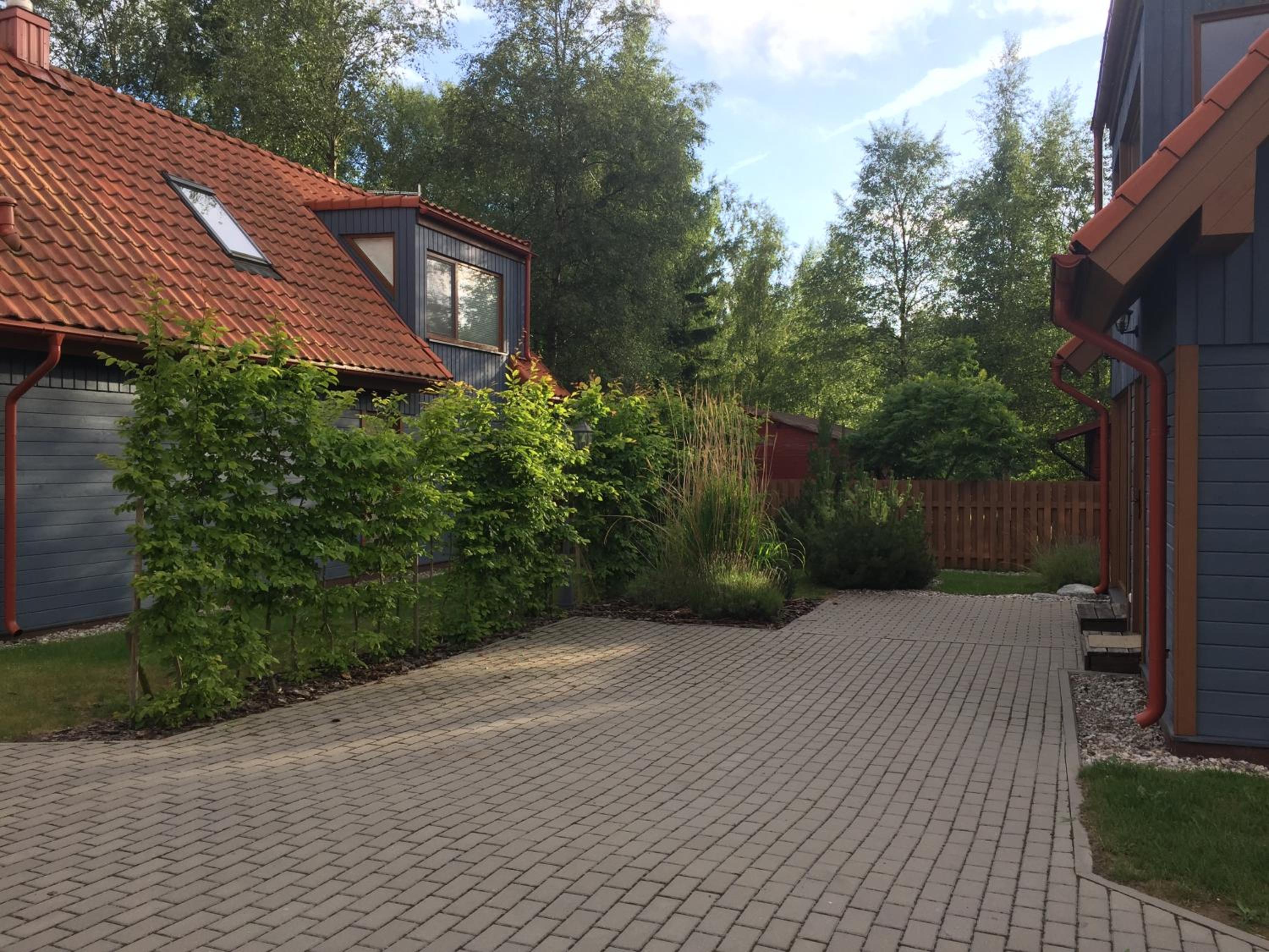 Sunny cottage view 4