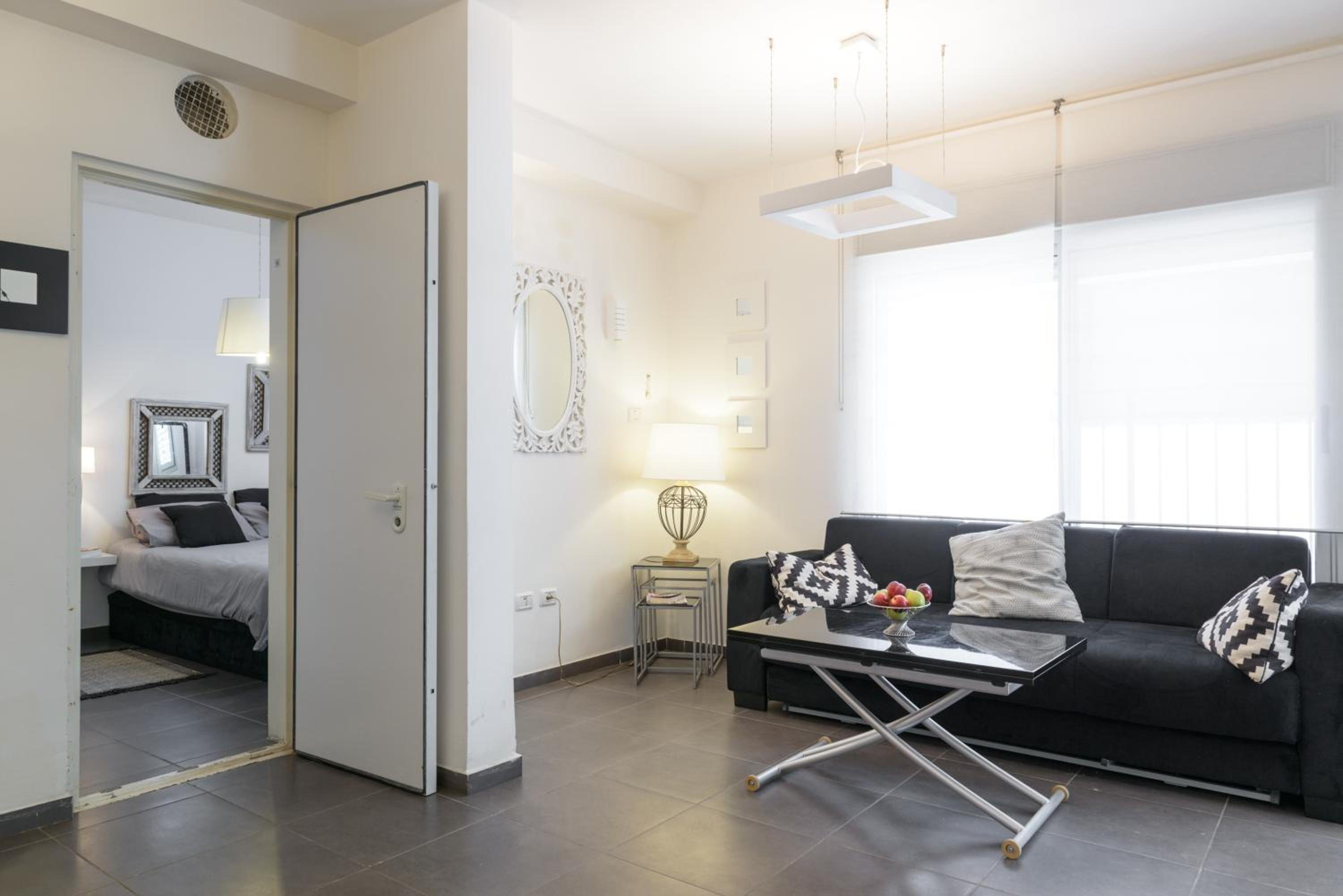 Classic 1BR in City Center near Beach by FeelHome view 2