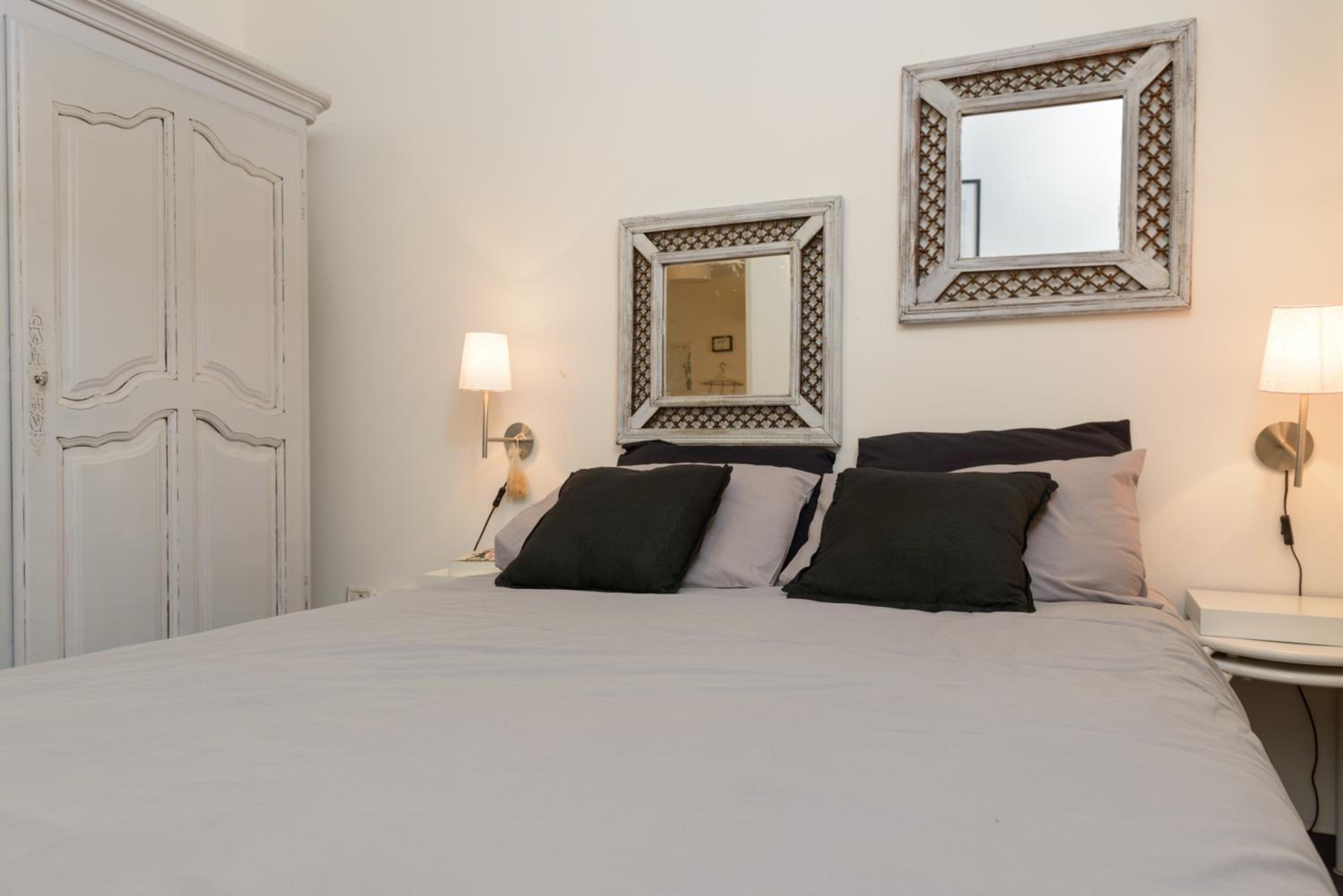 Classic 1BR in City Center near Beach by FeelHome view 3