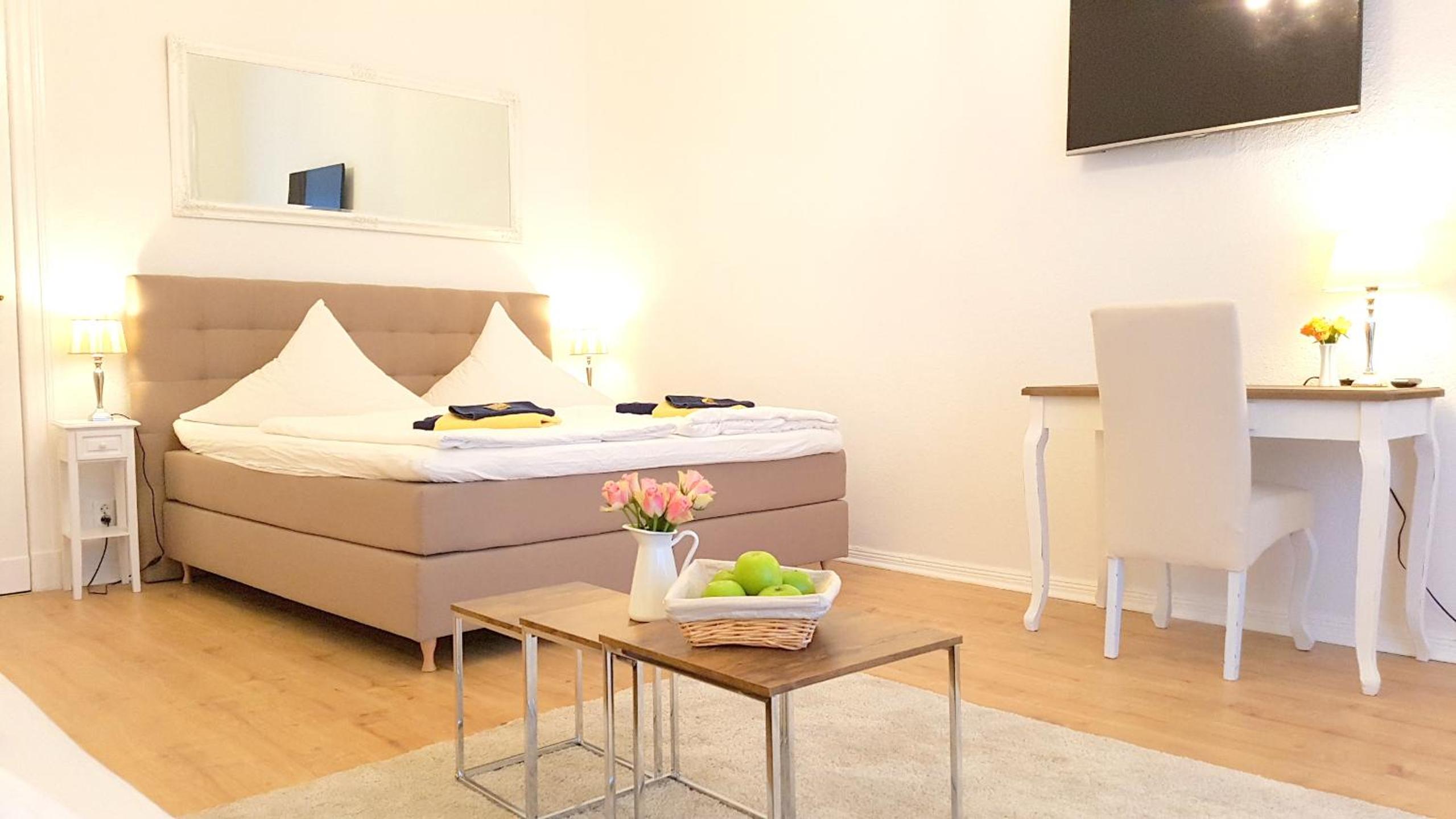 KVH by ROCKCHAIR Apartments l SUPERHOST Status l Boxspringbett am Schloss Charlottenburg welcomes you!