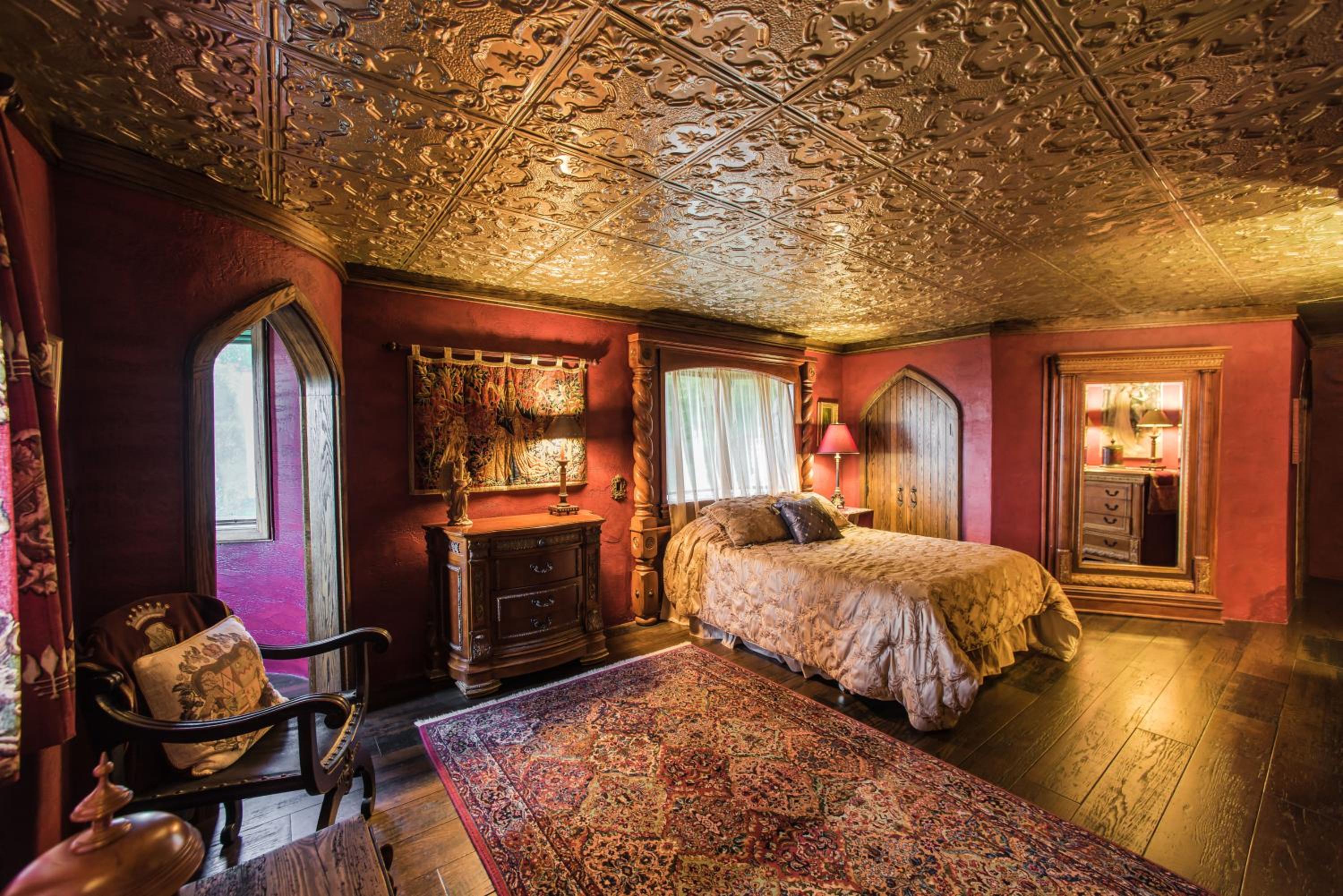HIGHLANDS CASTLE overlooking Lake George plus 2 other CASTLES & SUITES