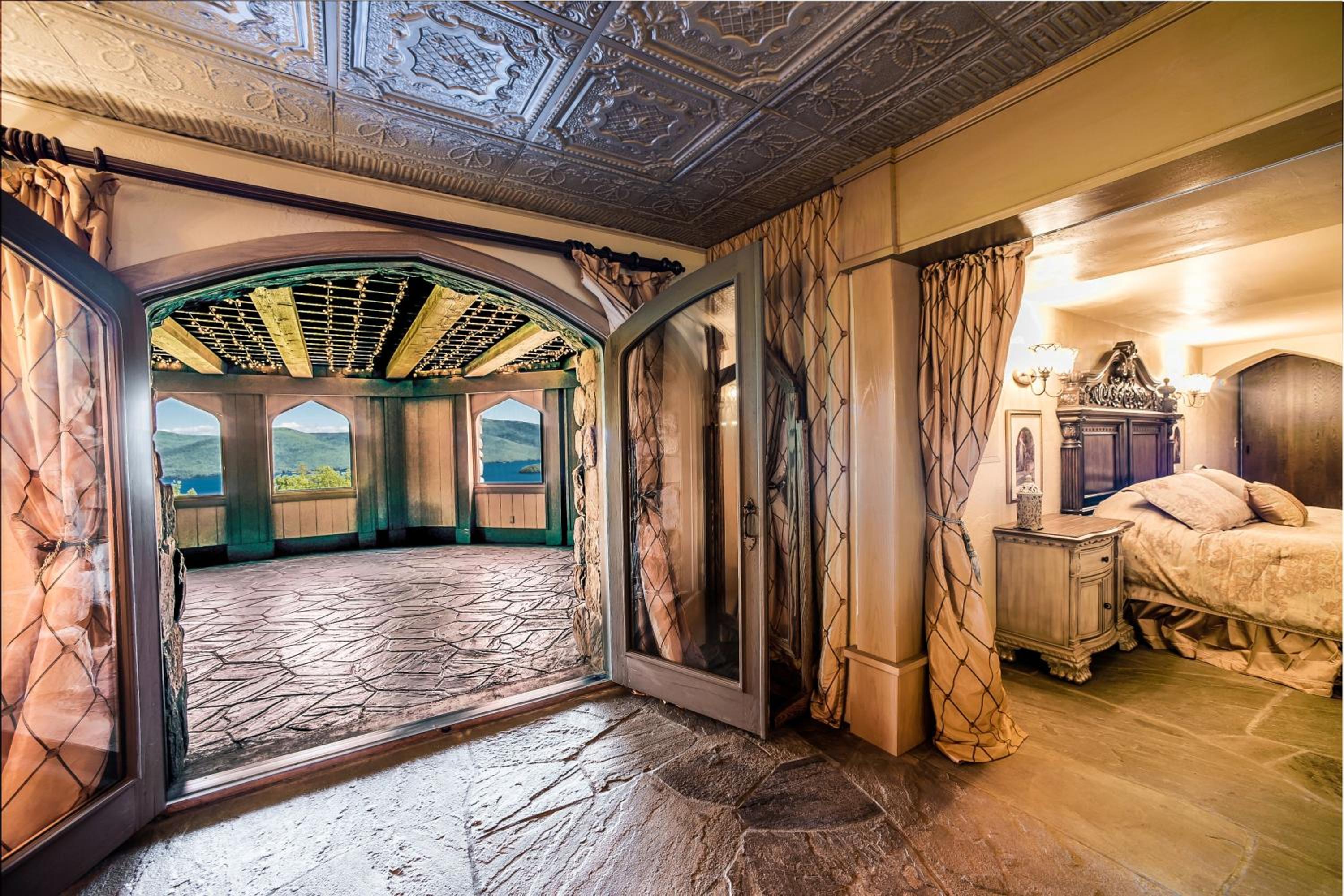 HIGHLANDS CASTLE overlooking Lake George plus 2 other CASTLES & SUITES