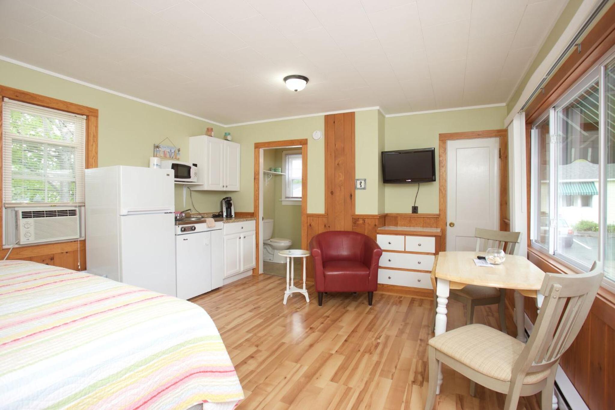 Drake's Island Resort Cottages - Property Image 1