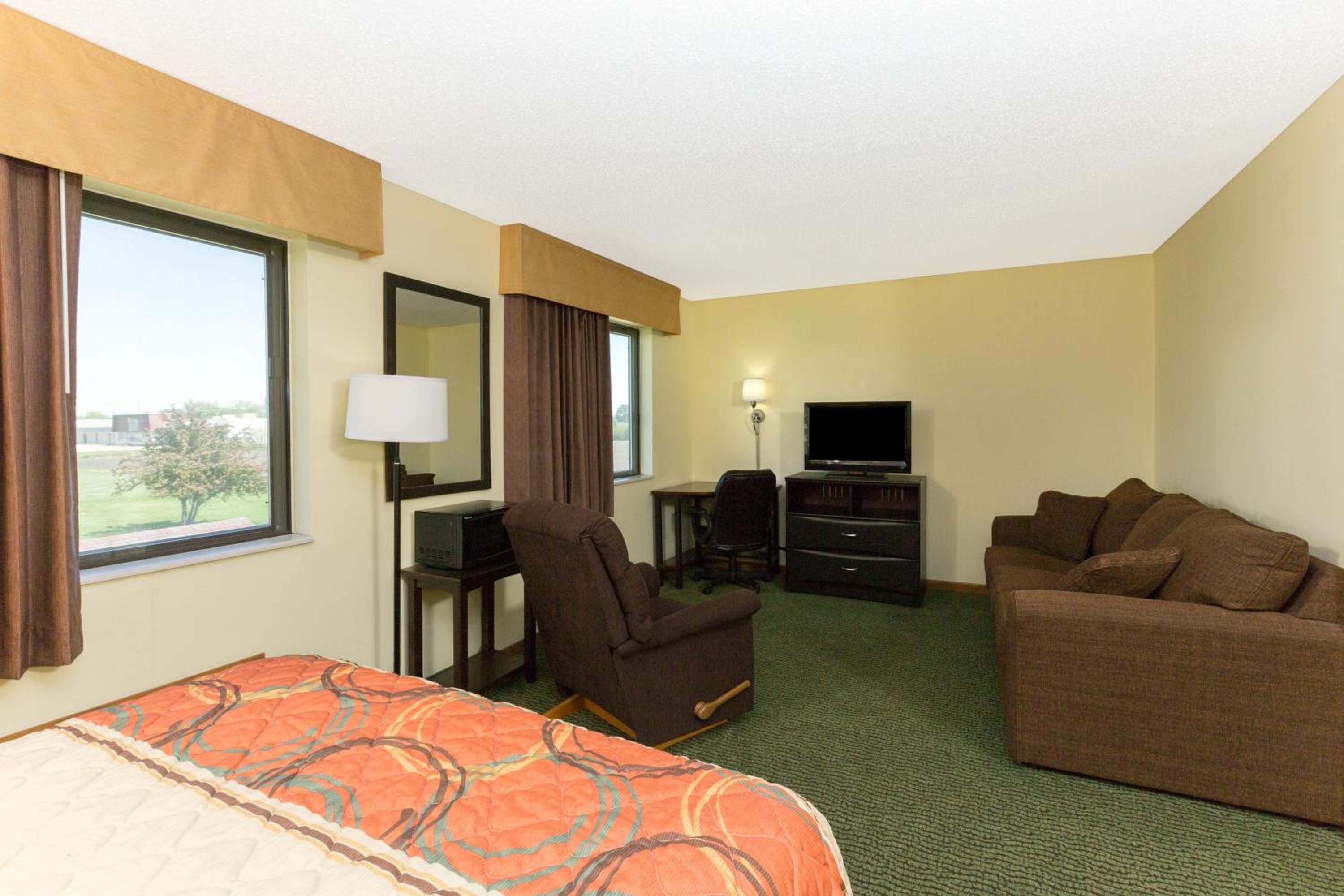 Super 8 by Wyndham Perry IA