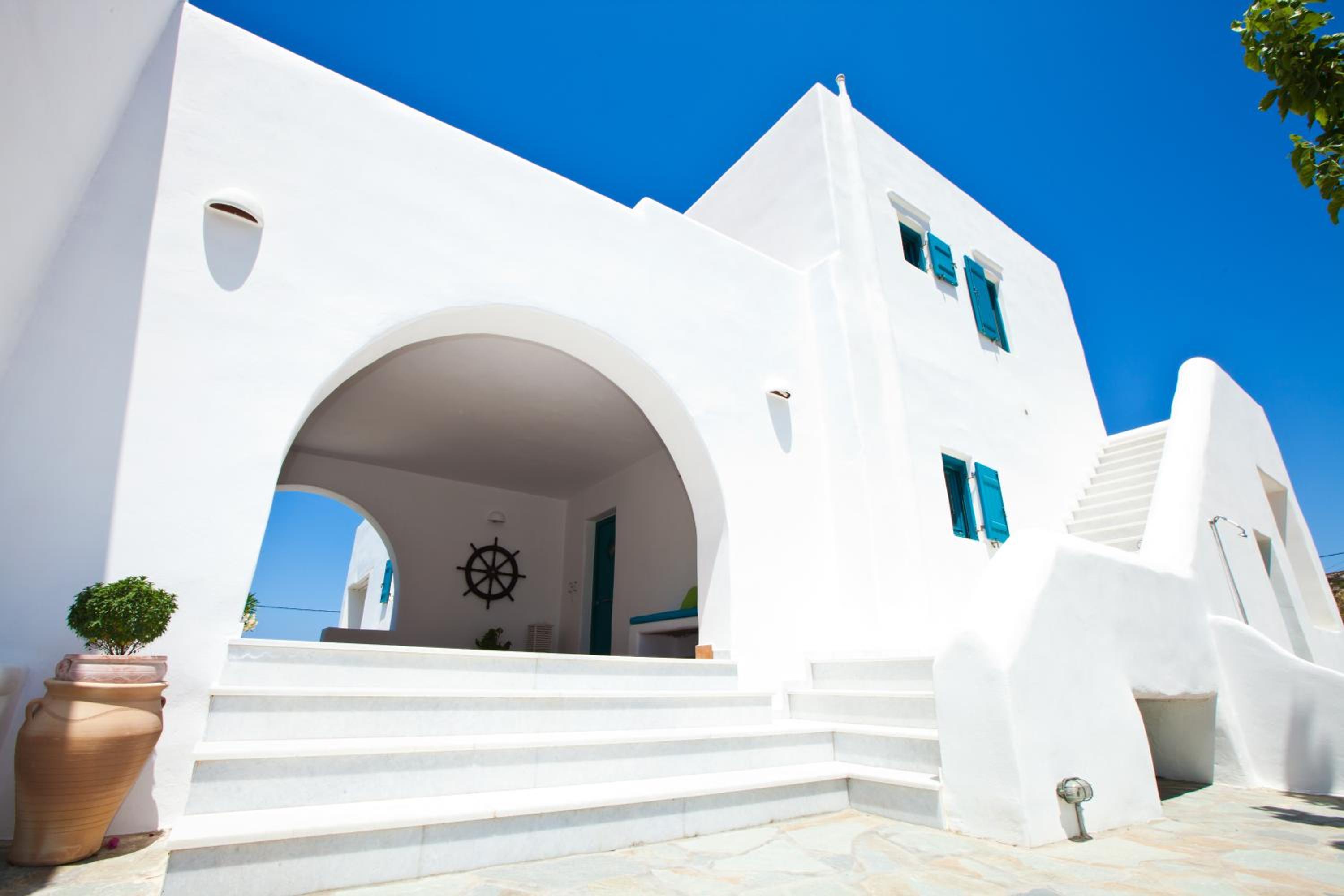 Hotel Naoussa Bay Villas - Image 1