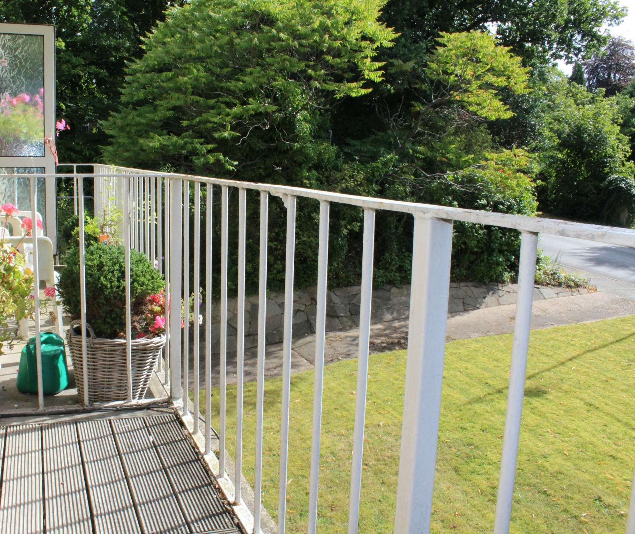 Large Balcony Apartment - 2 Double Beds - Sleeps 4 - Close to Town & Racecourse - Off Street Parking 2 Cars - Fast Wifi
