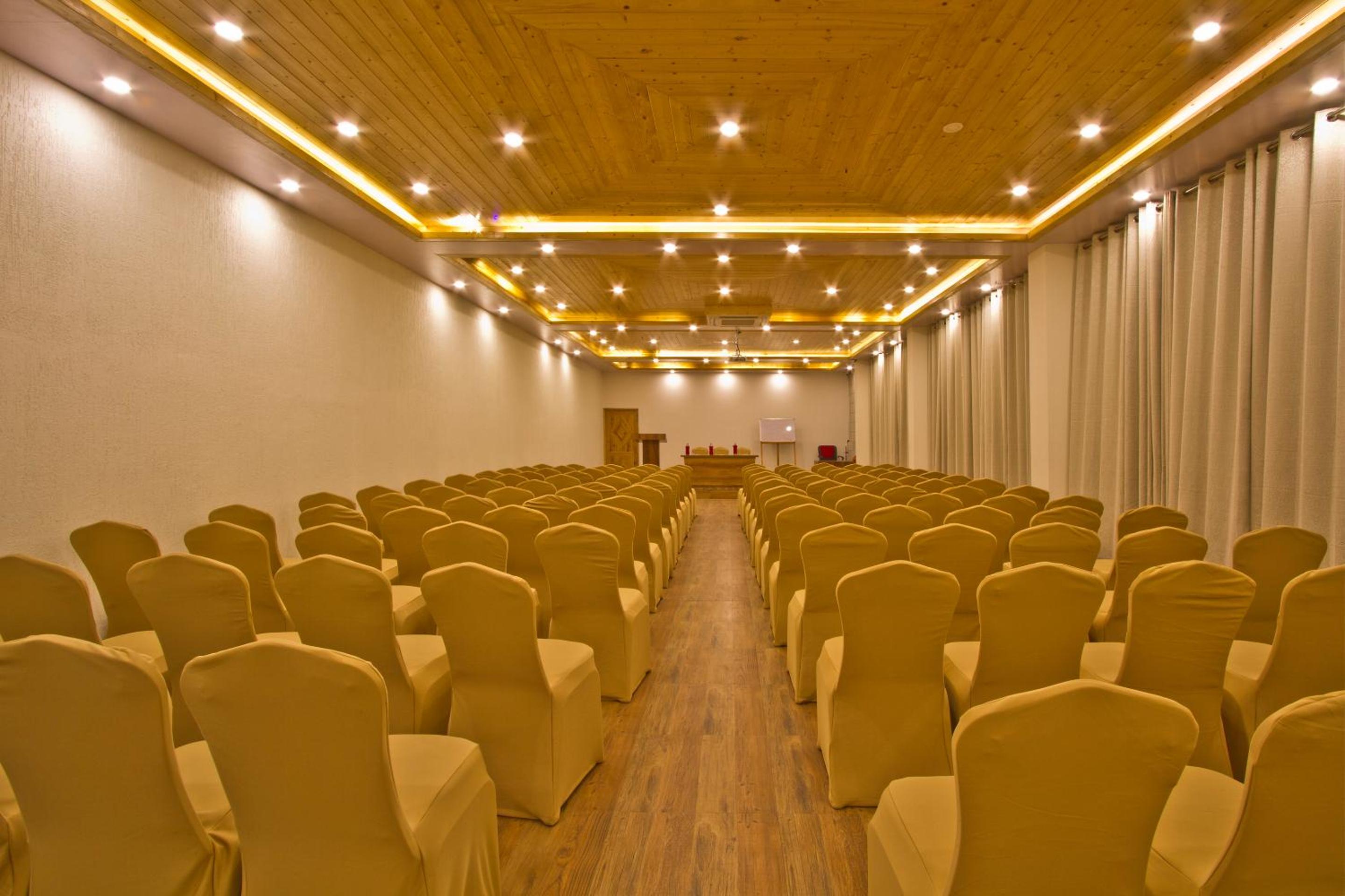 Snow Flakes Resort And Spa Centrally Heated Luxury Resort