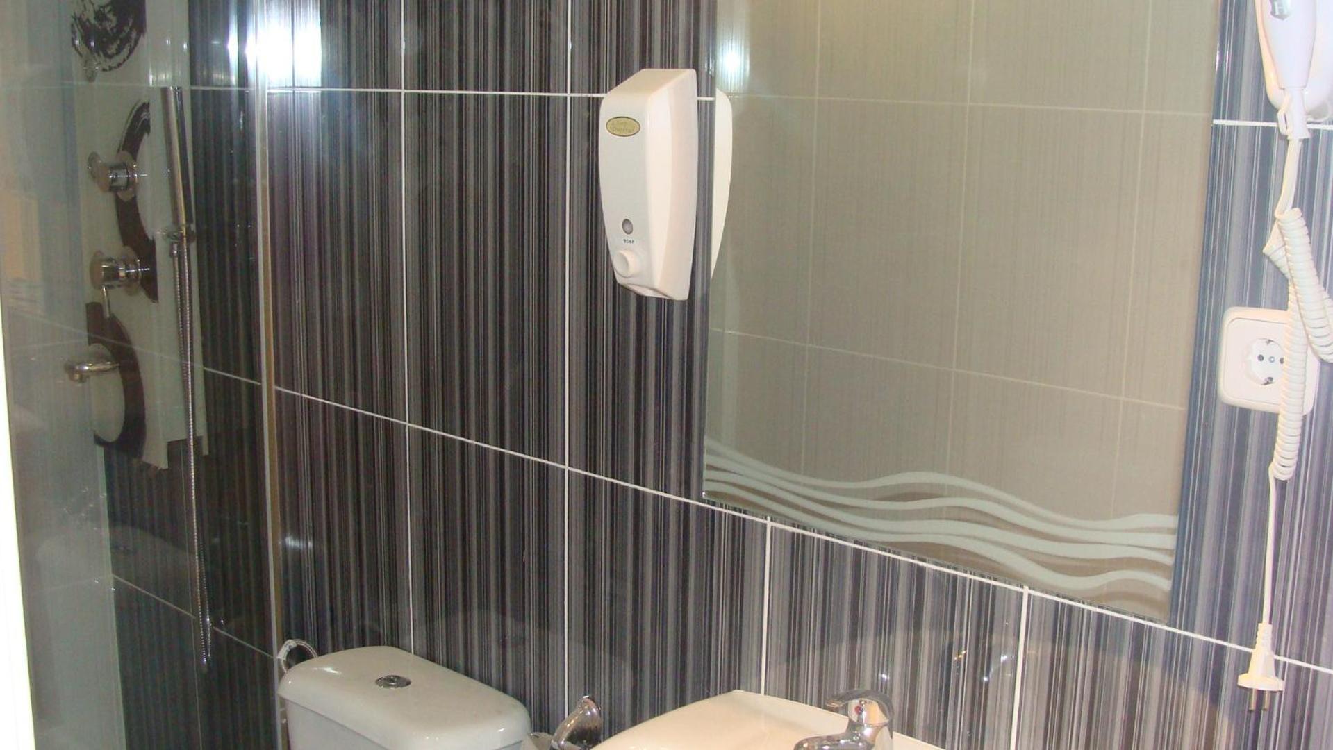 Hostal JQ Madrid 1 en Madrid — bathroom