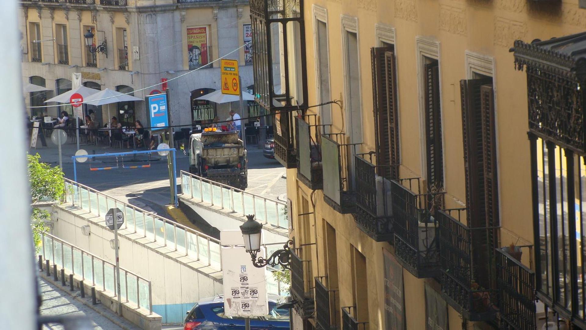 Hostal JQ Madrid 1 en Madrid — balance & terrace