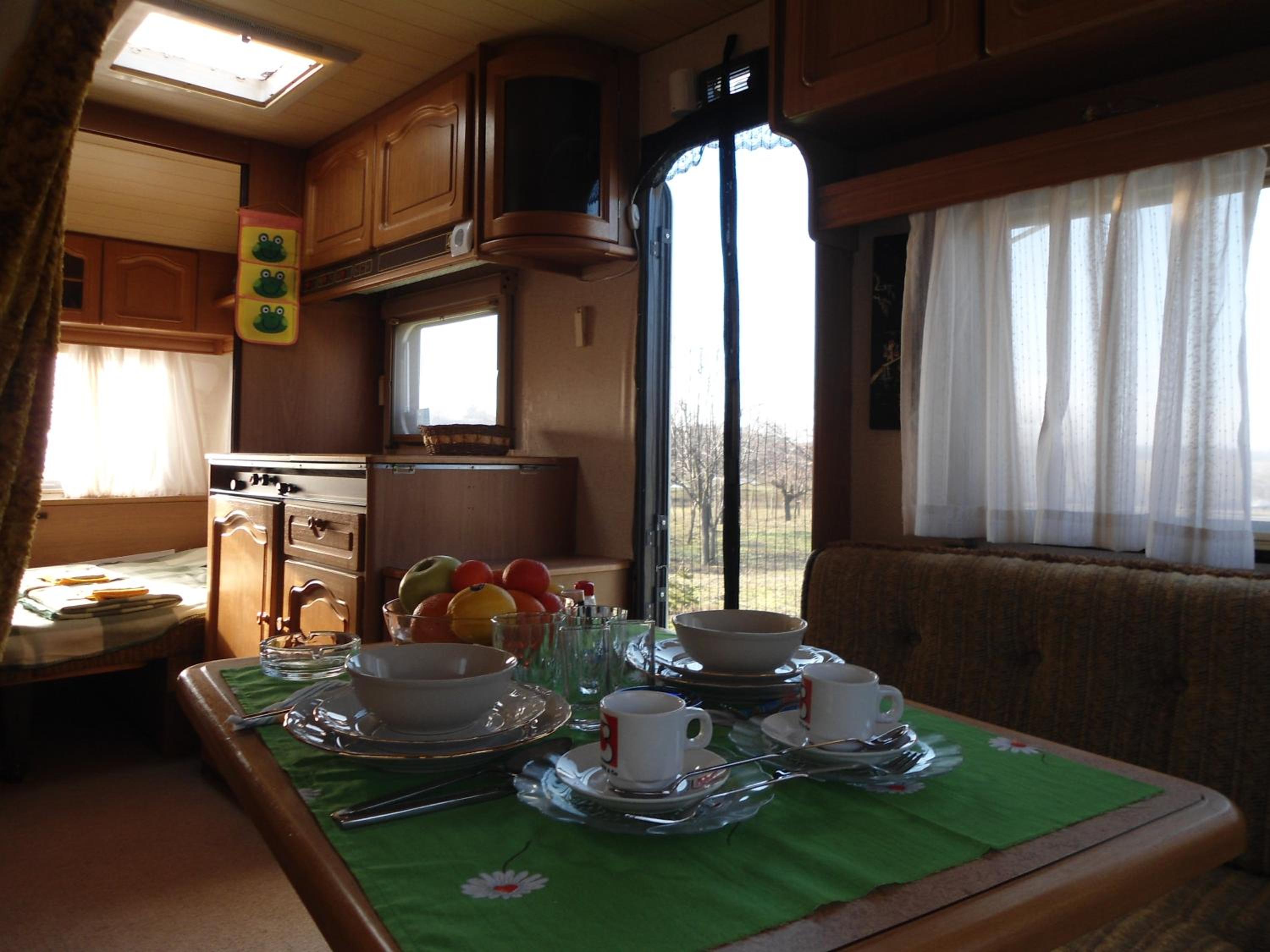 Granichar 1 Caravan