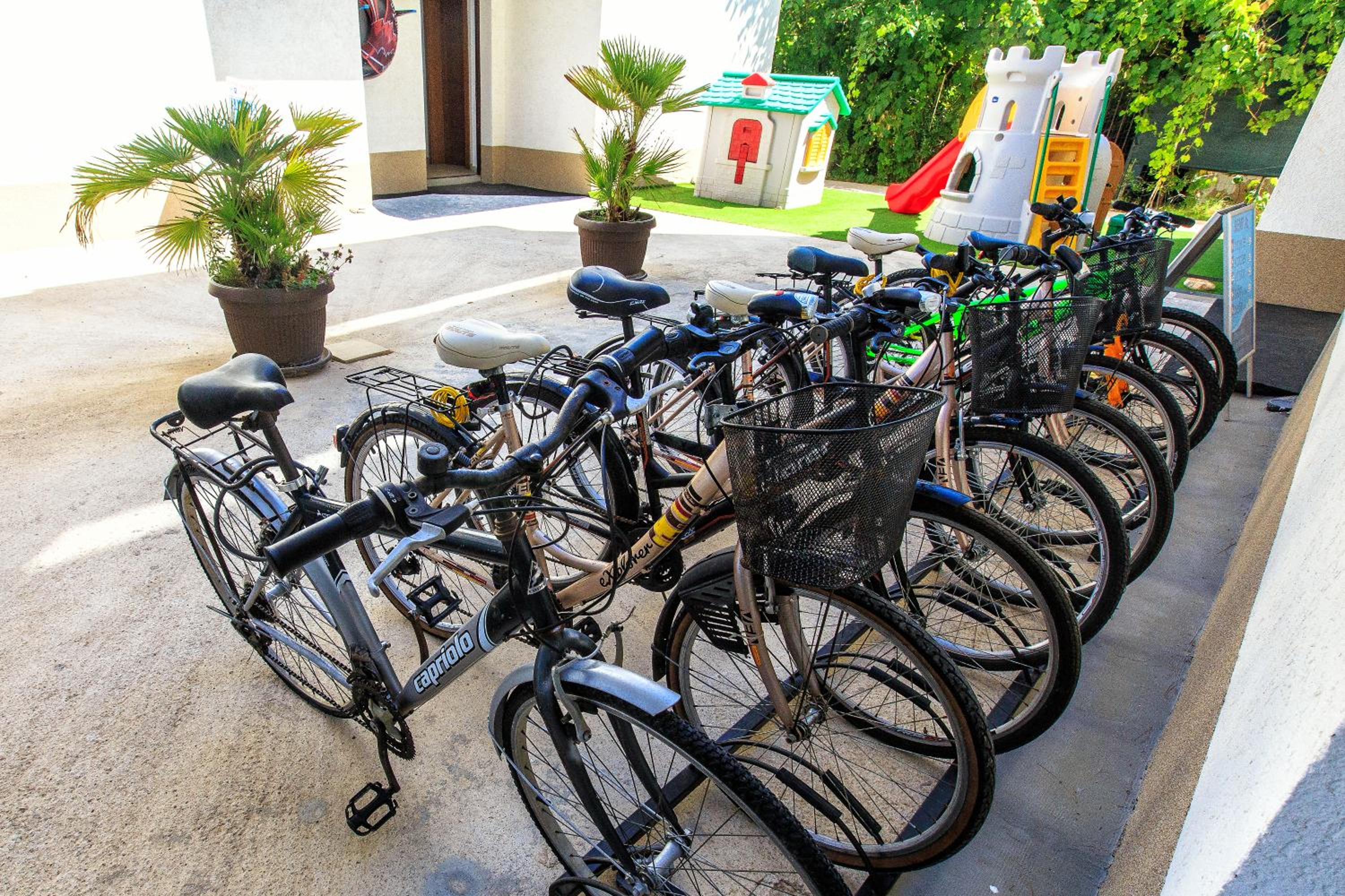Apartments Kuce Lekovica Beach & snack bar- Bistro