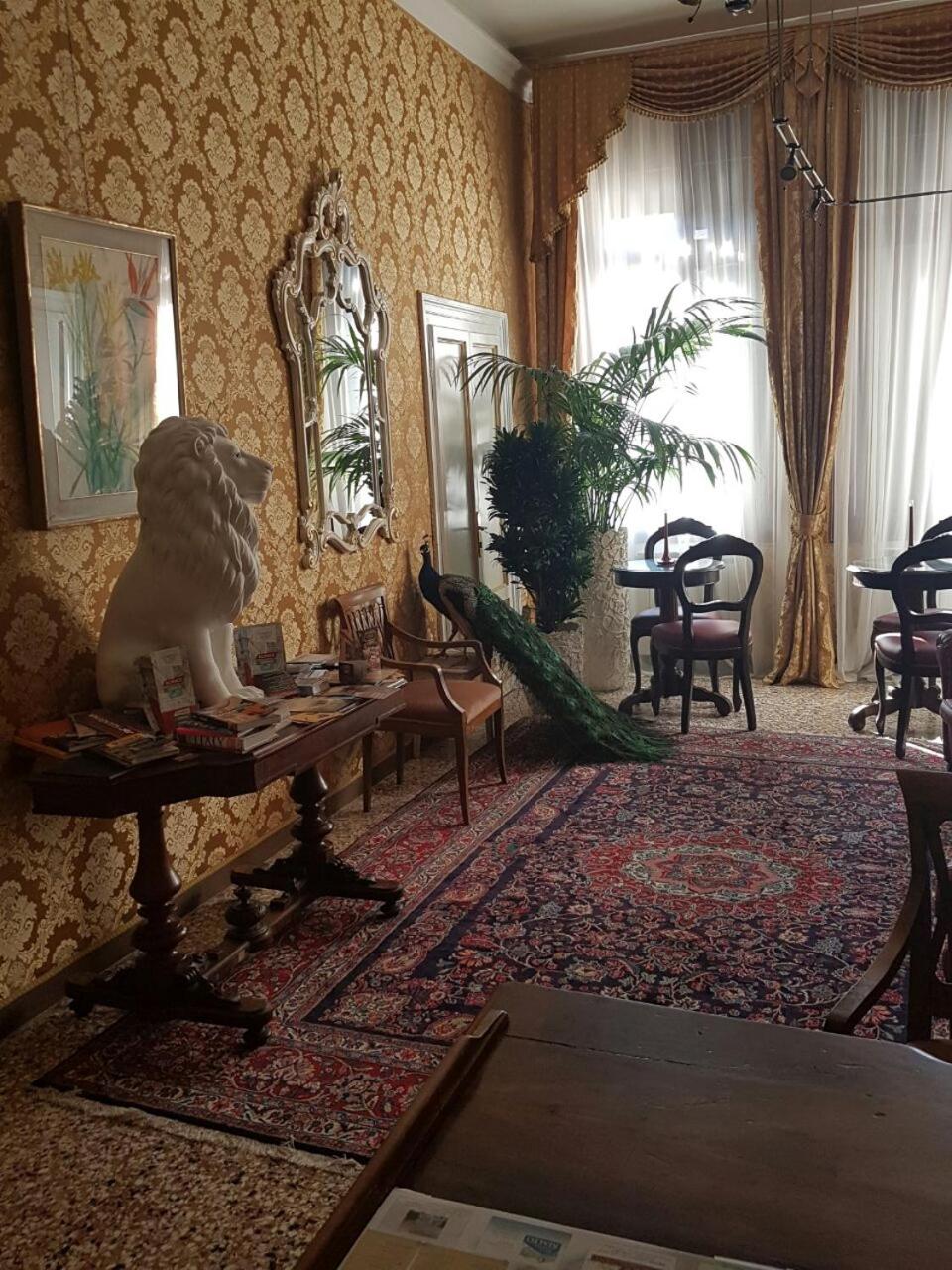 Friendly Venice Suites