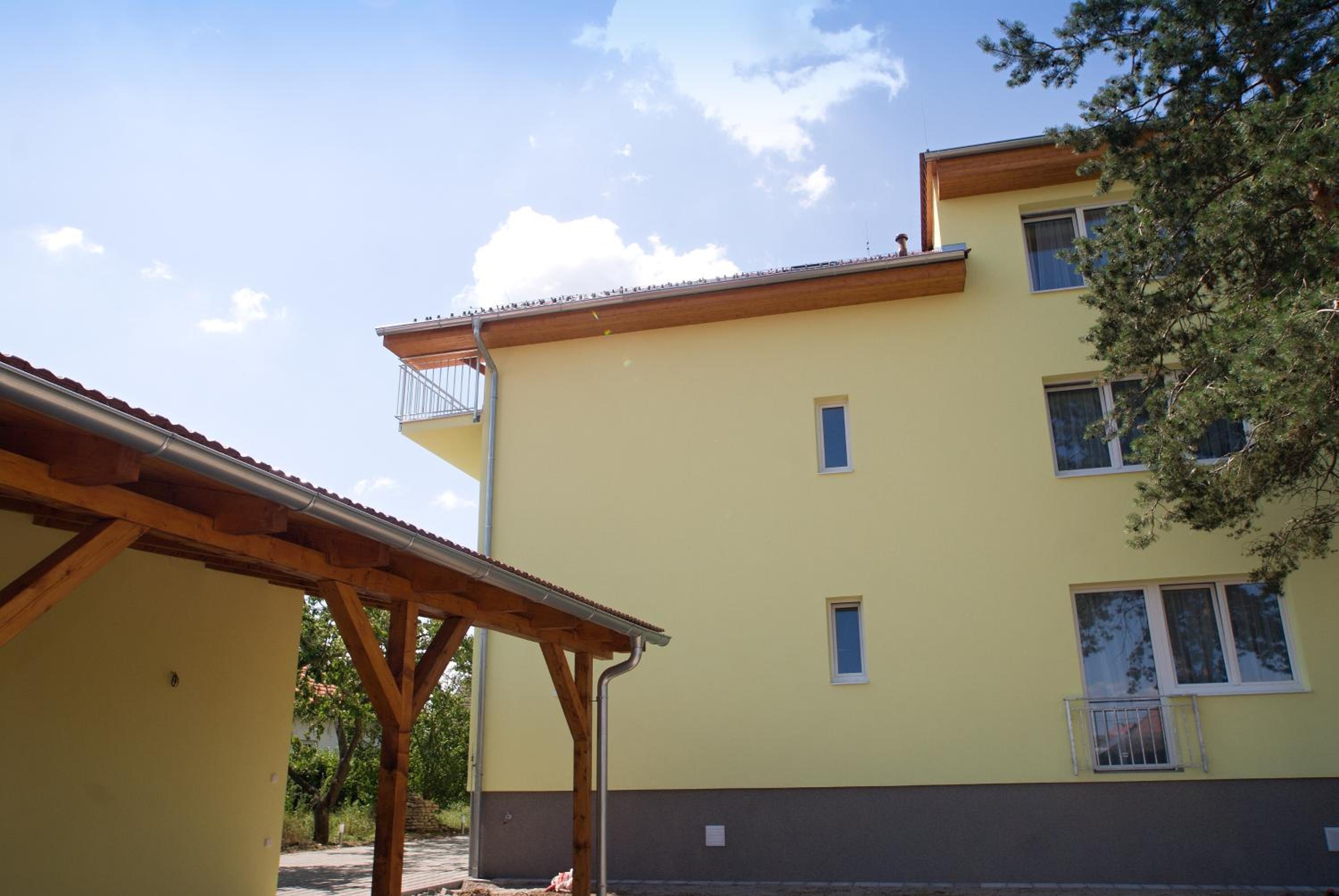 Villa Marcus - rodinný relax 200 m od Penzionu Kometa, u jezera s grilem a sdílenou kuchyní