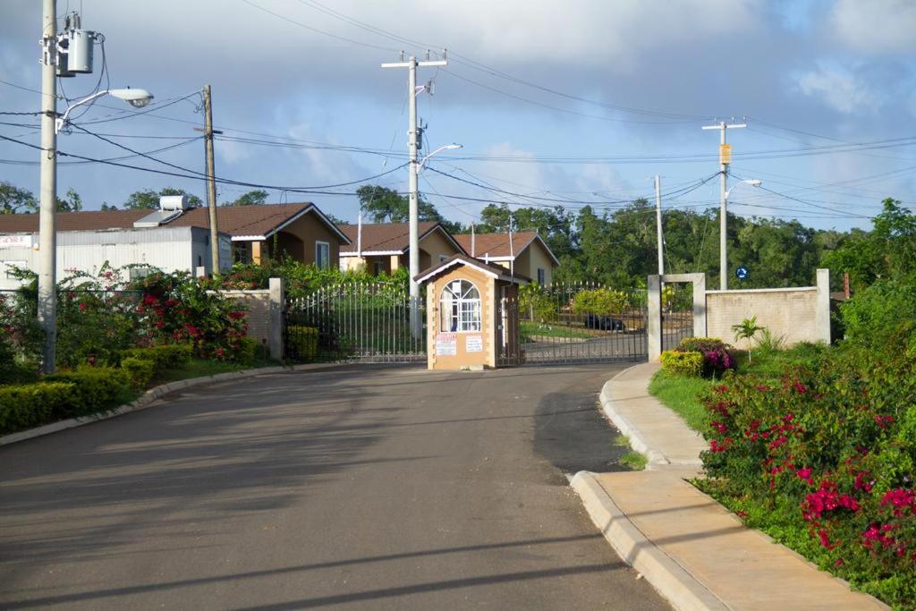 Cheerful 2-Bedroom Home in Falmouth Garden view 2