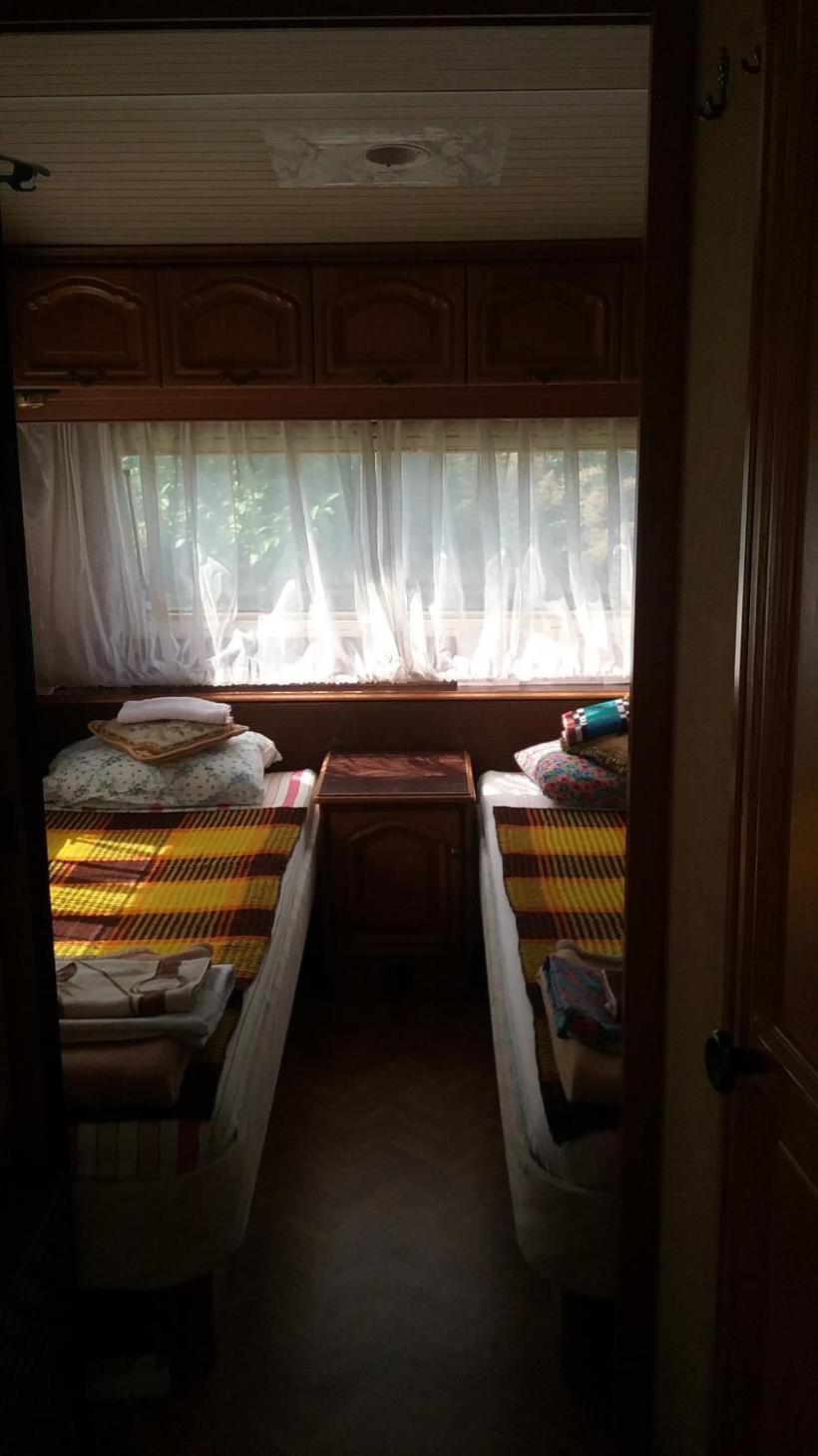 Summer bungalo trailer view 3
