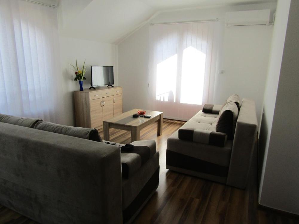 Apartment and rooms Konak