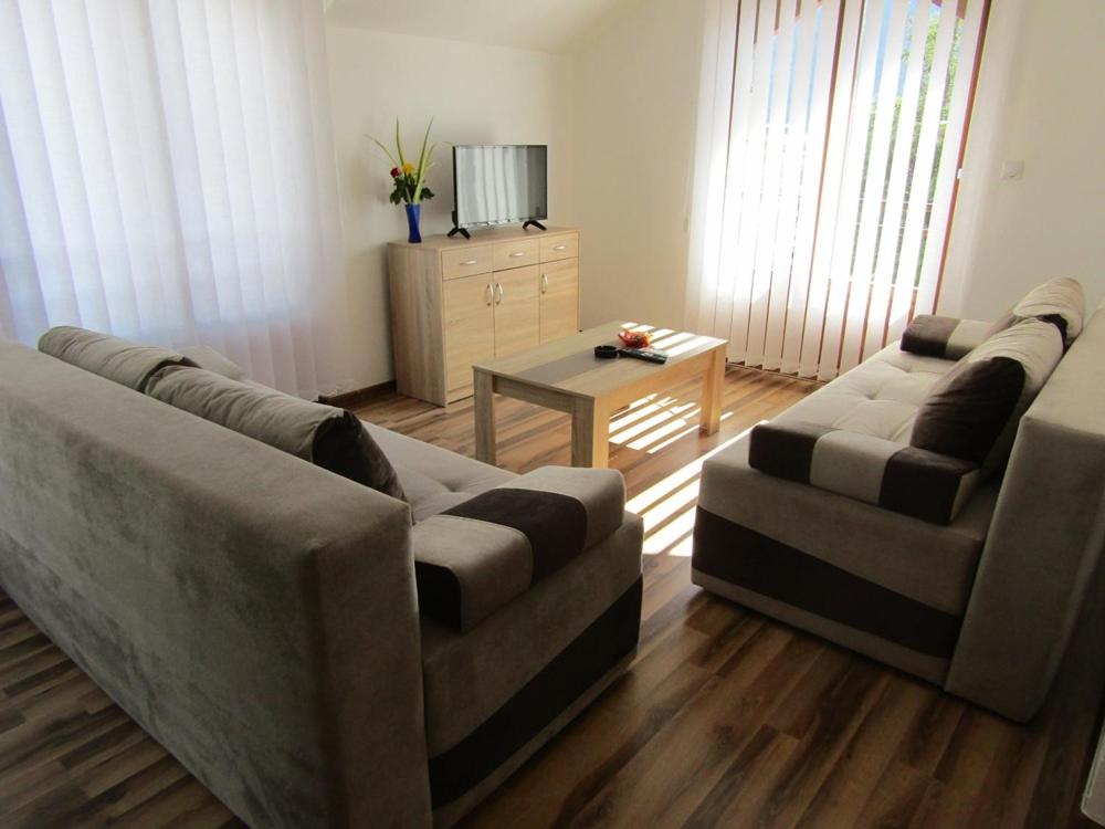 Apartment and rooms Konak