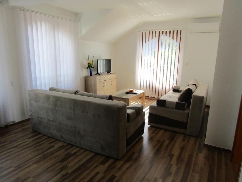 Apartment and rooms Konak