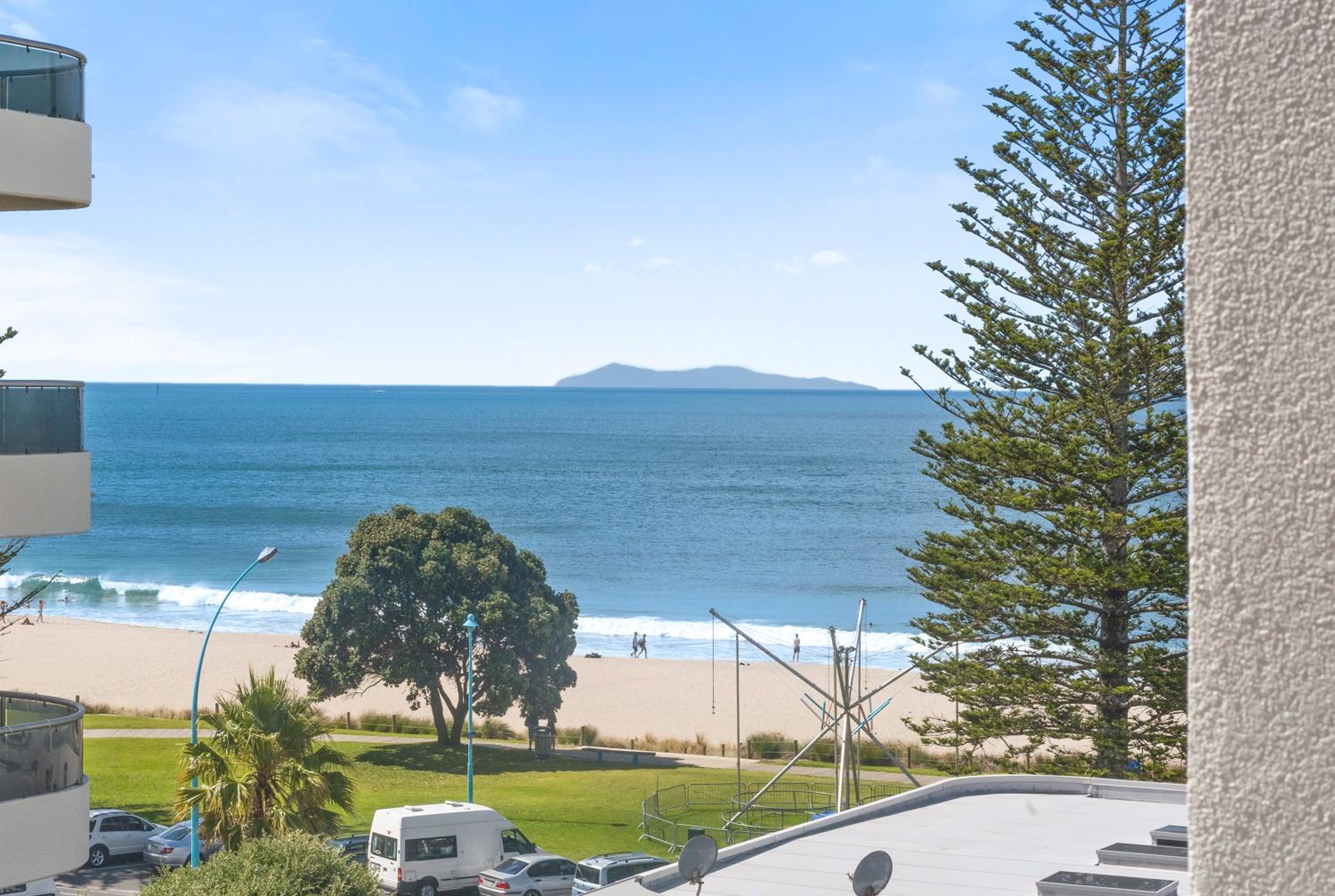 Ocean View Beach Escape - Top Floor Apartments, Mt Maunganui Base