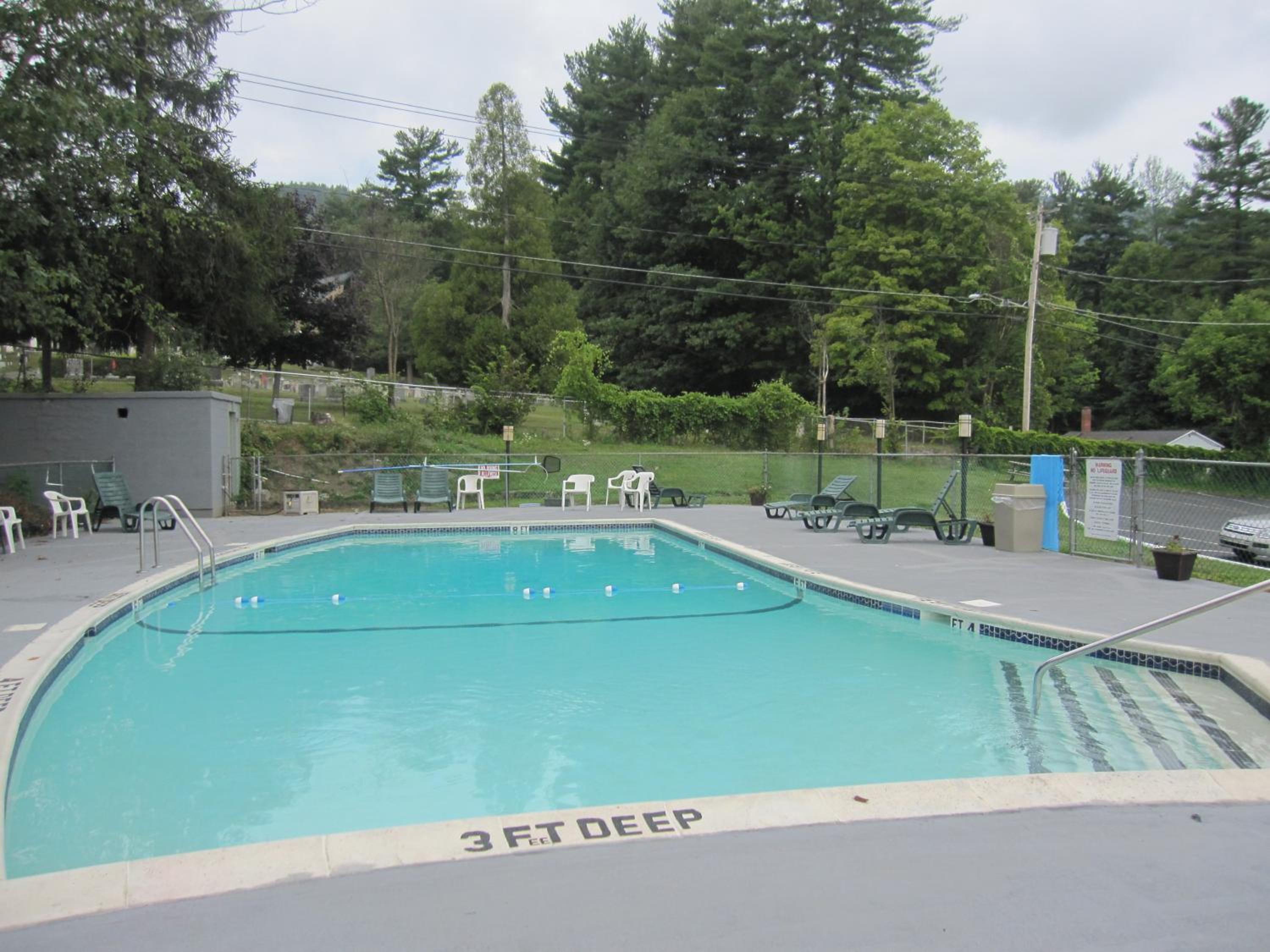 Howard Johnson by Wyndham Lake George view 4