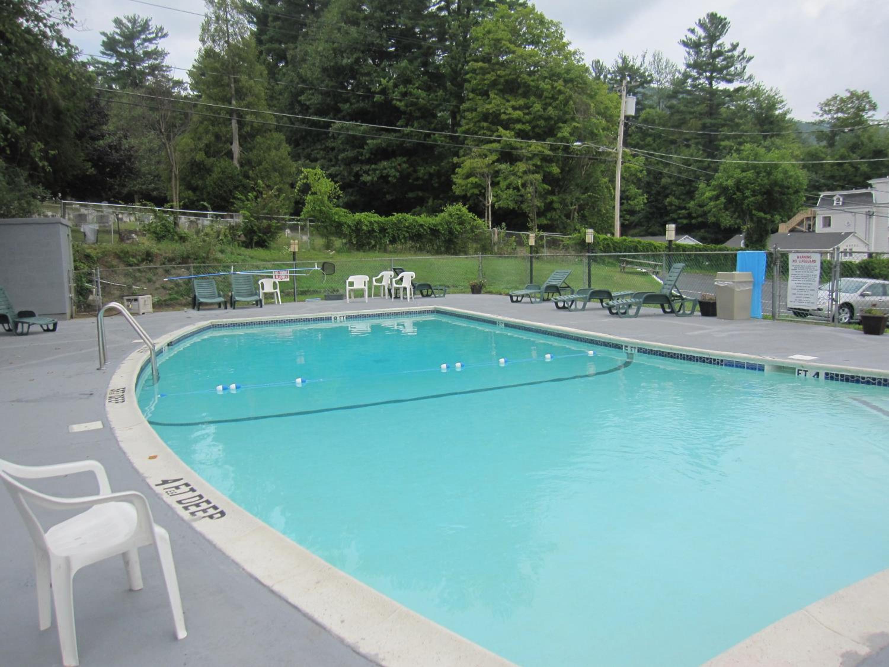 Howard Johnson by Wyndham Lake George view 2